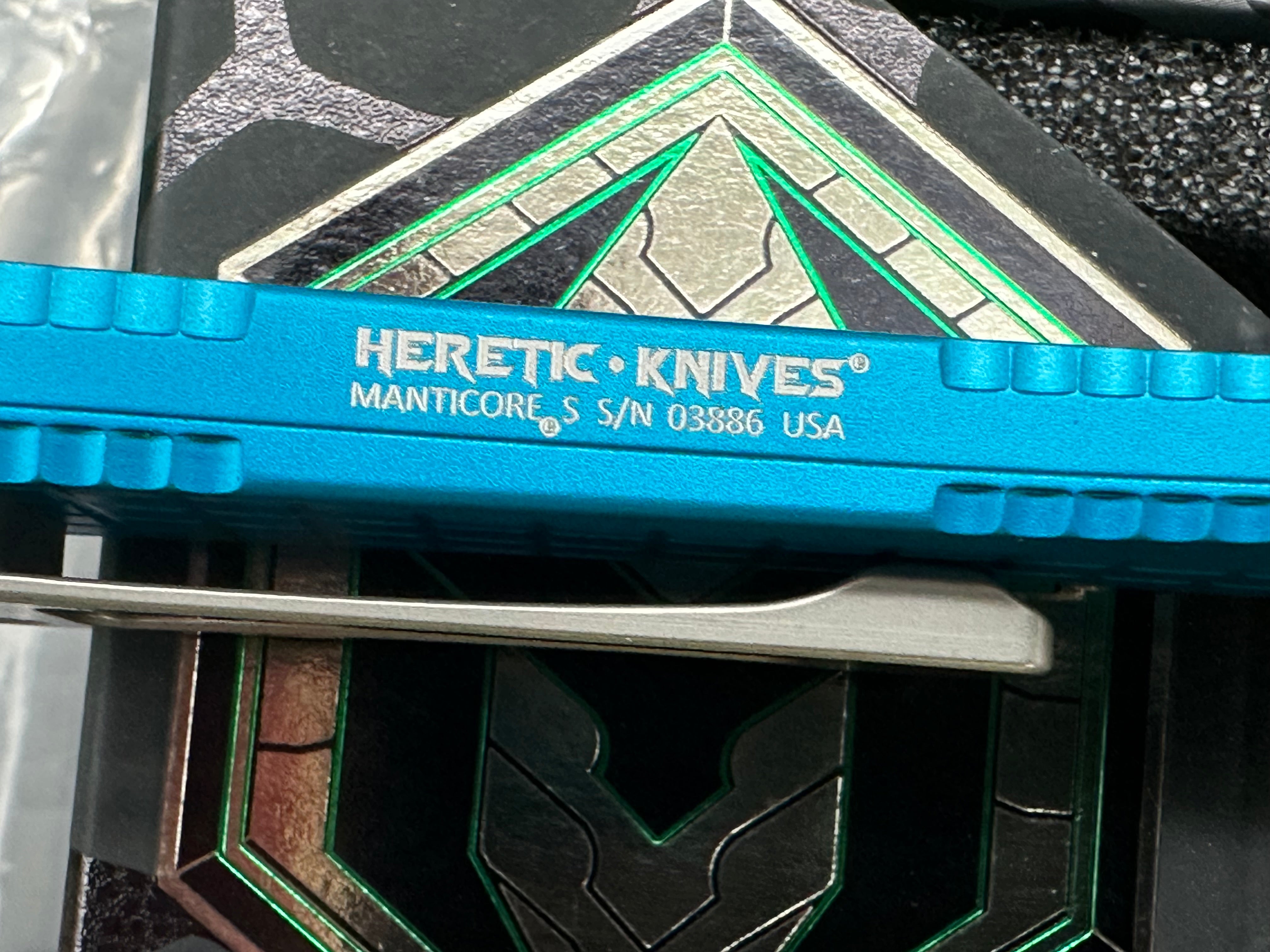 Heretic Knives Manticore S Bowie stonewashed / Turquoise / grenade grip