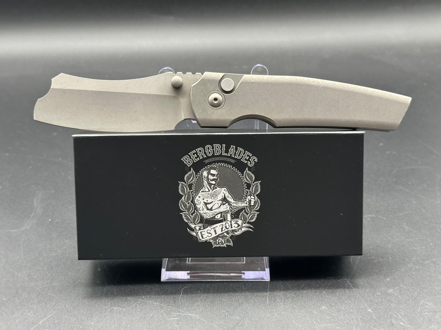 Berg Button Lock Barber Handel Ti Dark Stonewashed Blade: M390/Dark Stonewashed