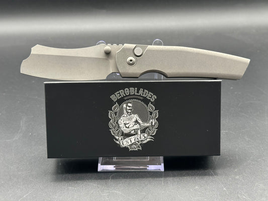 Berg Button Lock Barber Handel Ti Dark Stonewashed Blade: M390/Dark Stonewashed