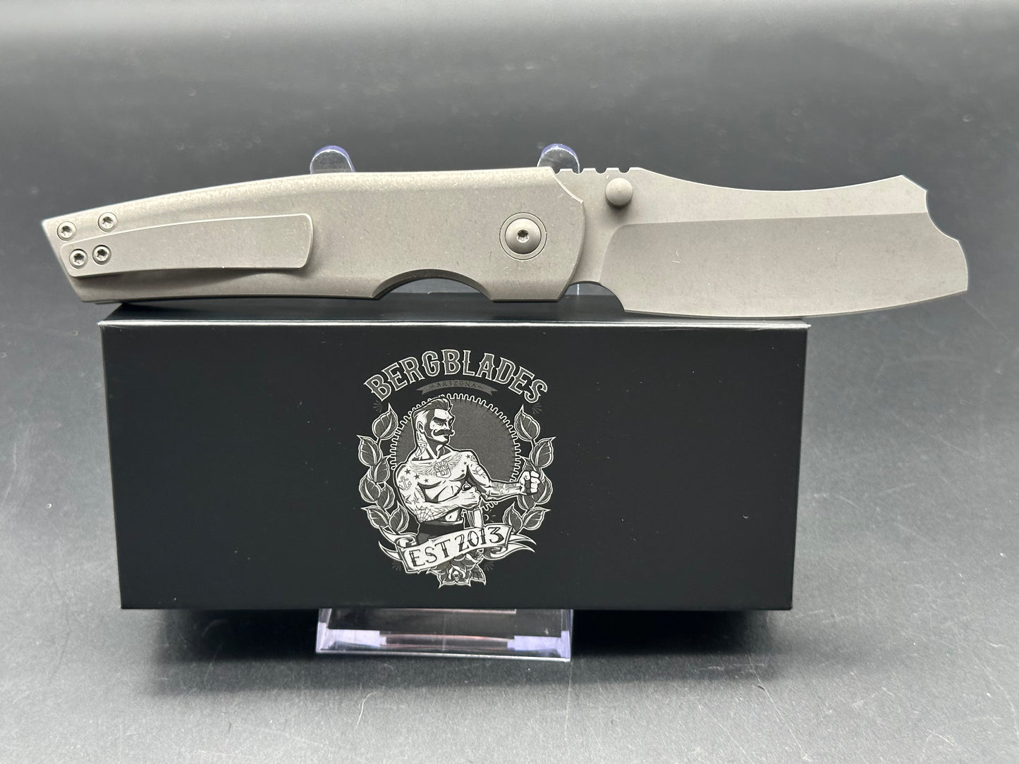 Berg Button Lock Barber Handel Ti Dark Stonewashed Blade: M390/Dark Stonewashed