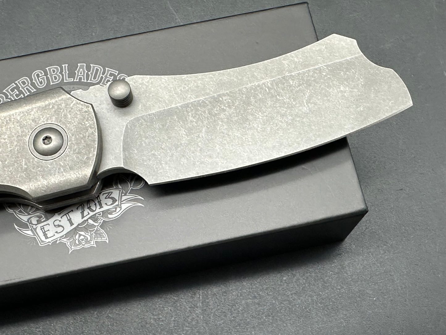 Berg Button Lock Barber Handel Ti Dark Stonewashed Blade: M390/Dark Stonewashed