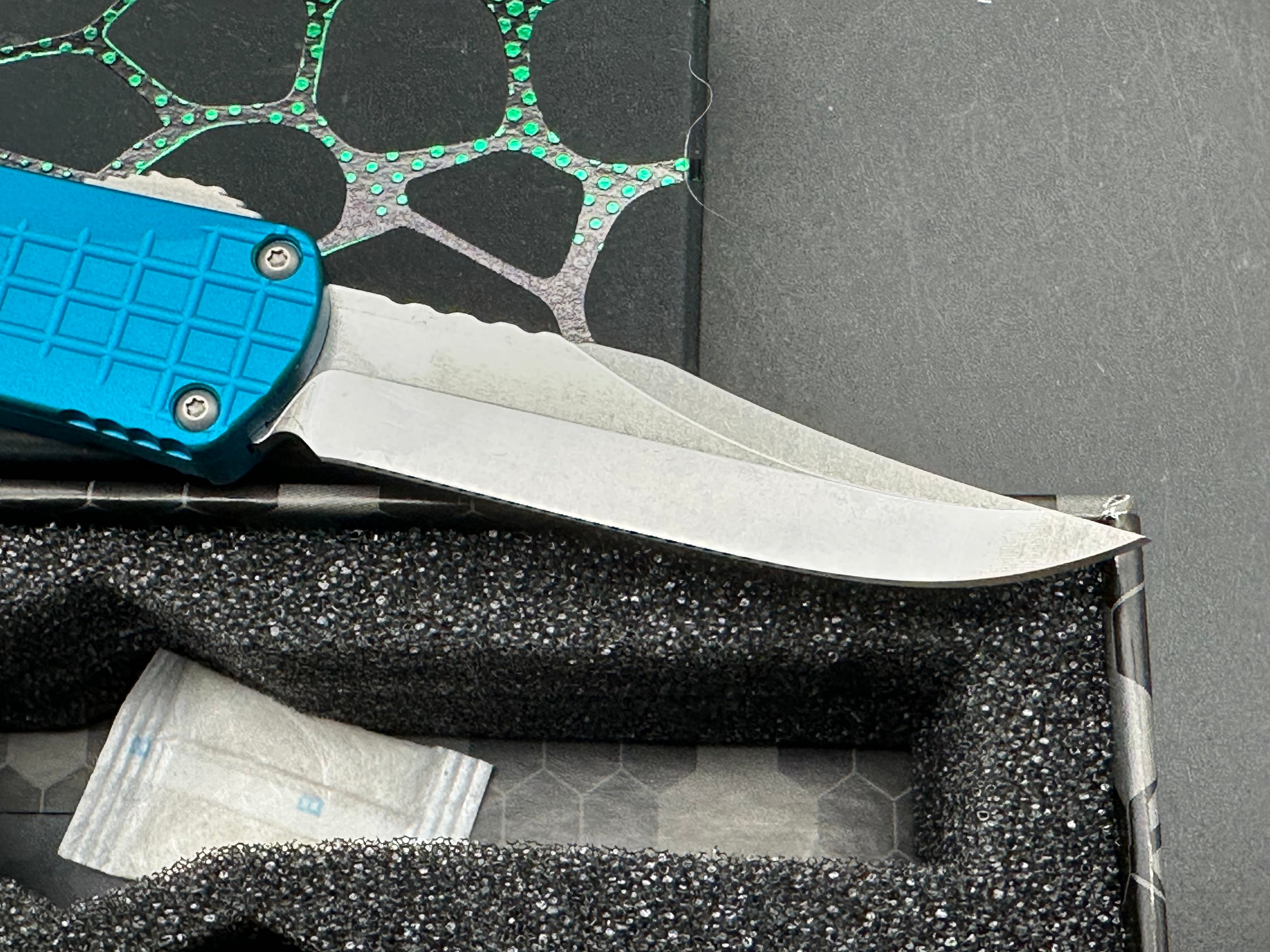 Heretic Knives Manticore S Bowie stonewashed / Turquoise / grenade grip
