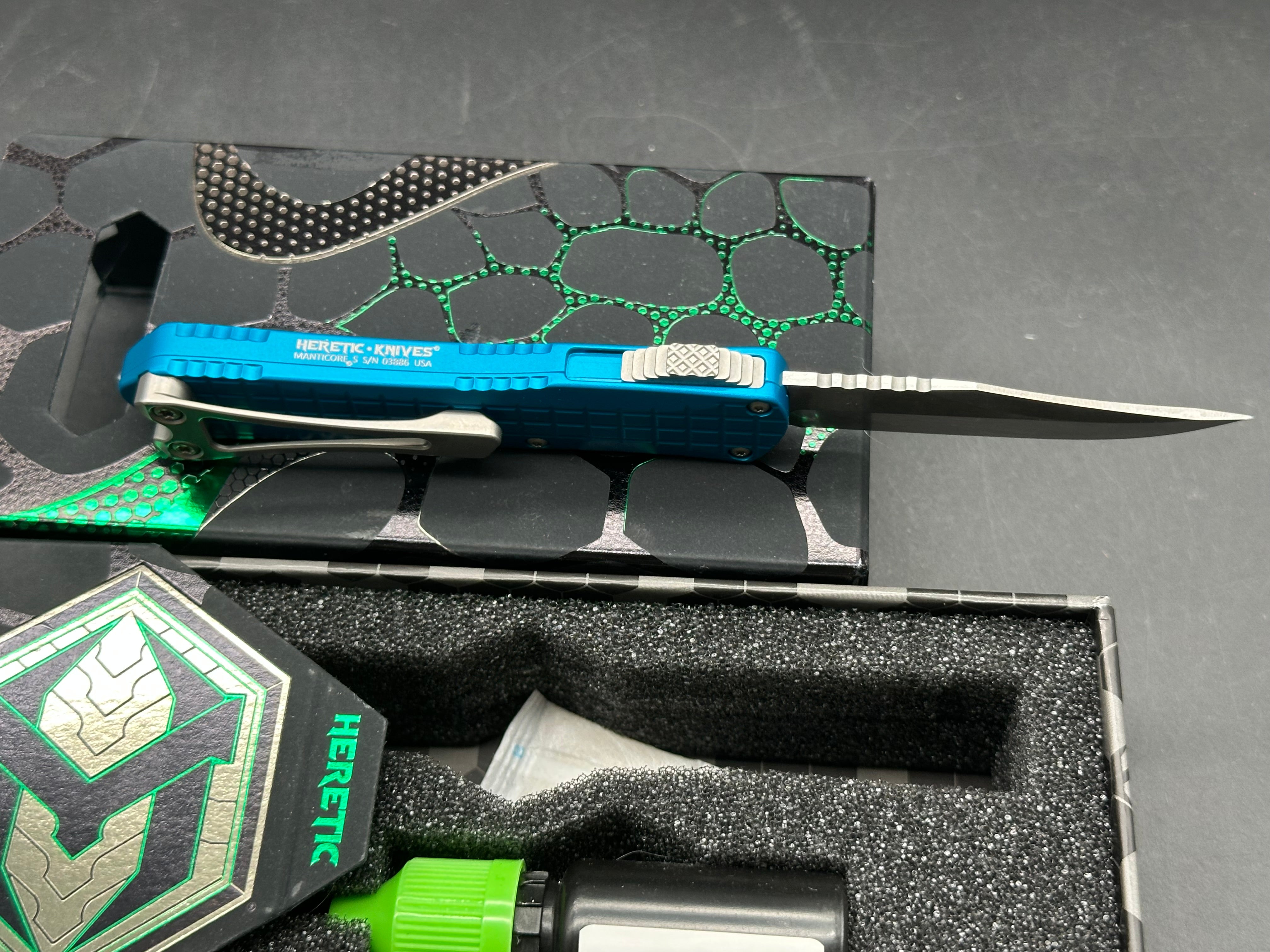 Heretic Knives Manticore S Bowie stonewashed / Turquoise / grenade grip