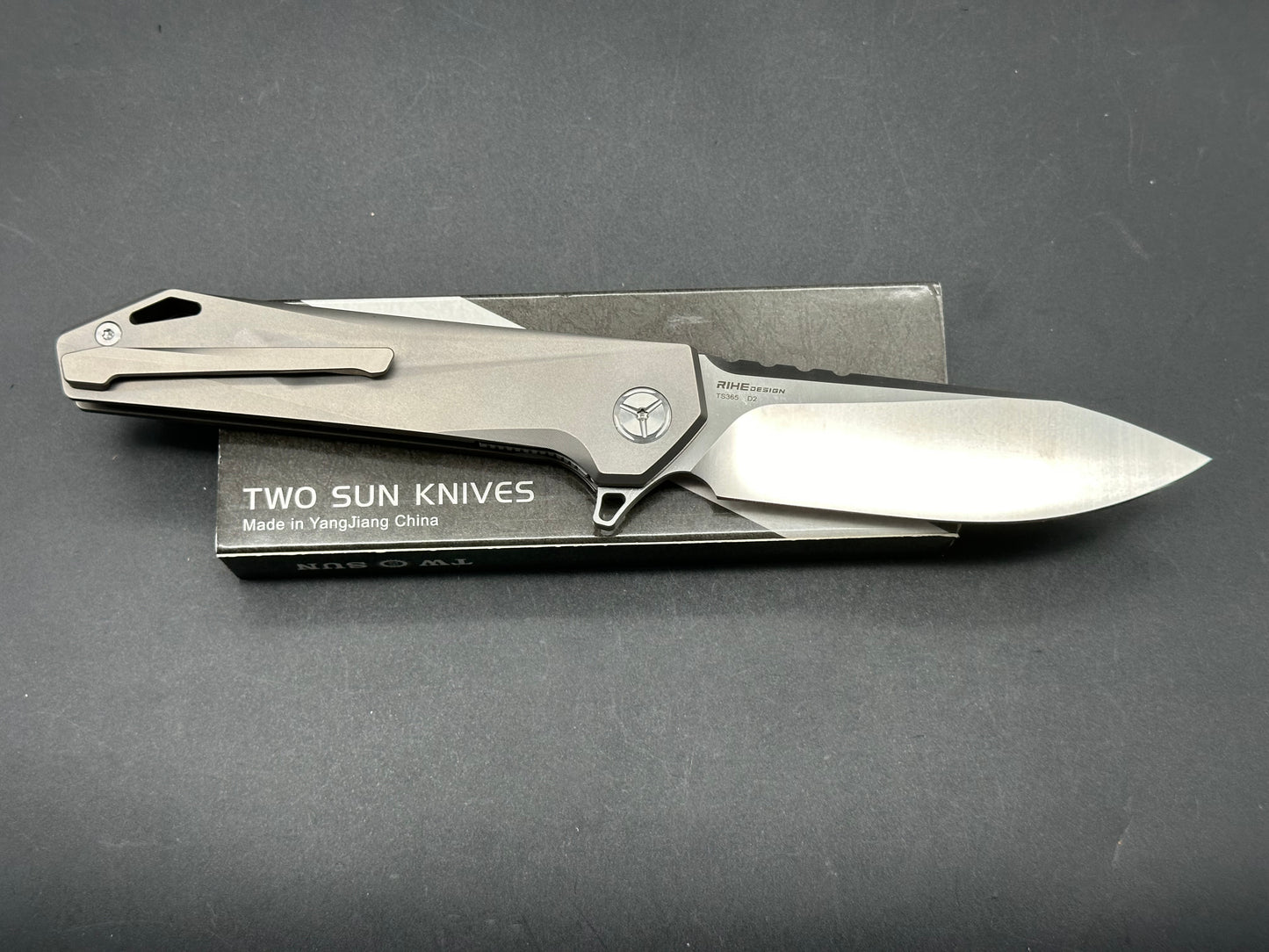 TWOSUN FOLDING KNIFE FLIPPER TITANIUM HANDLE D2 CLIP POINT PLAIN EDGE TS365