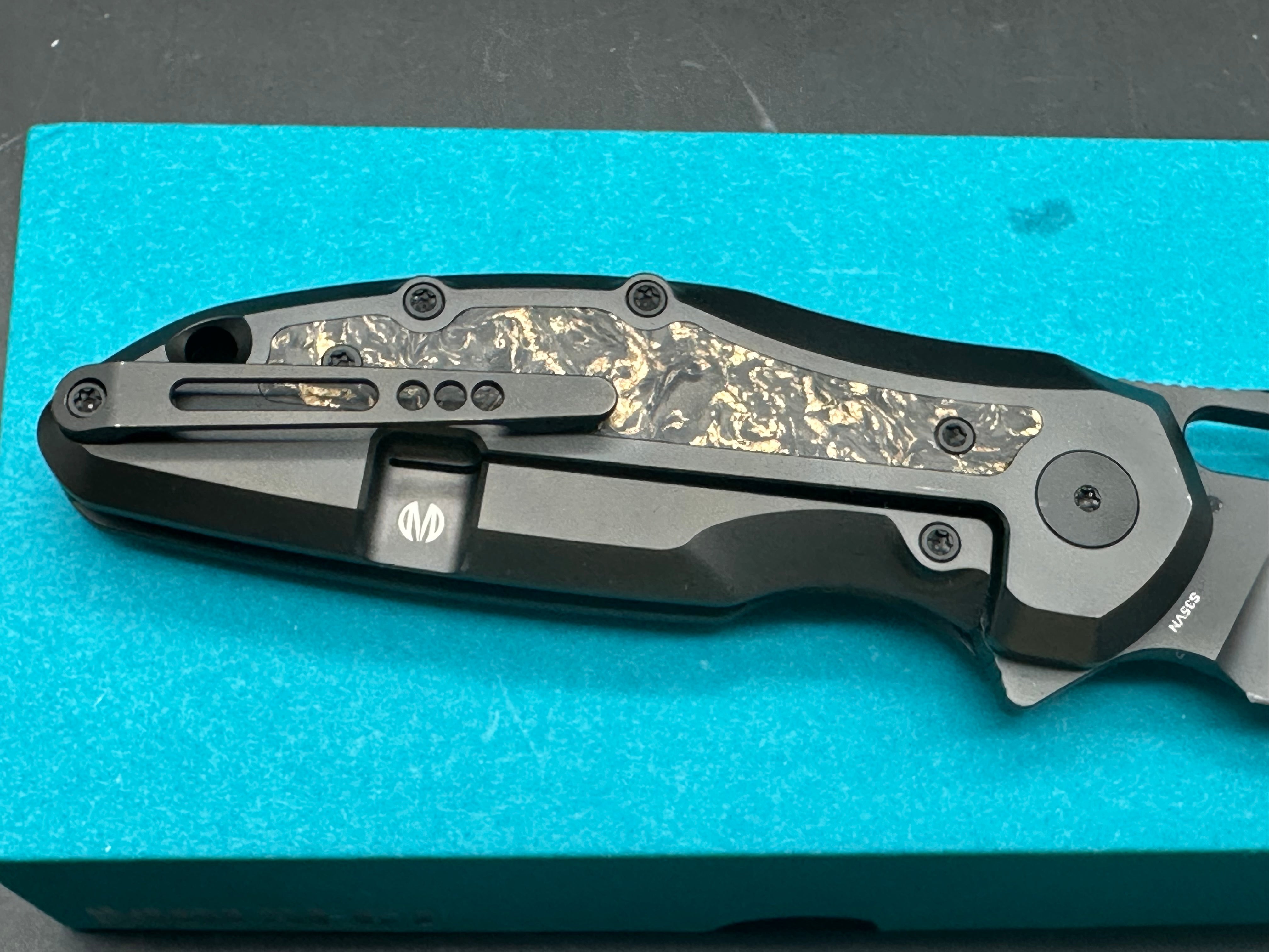 Molsect MANTLE - DLC CPM-S35VN STEEL FRAME LOCK POCKET KNIFE M1183DC - DLC TITANIUM+DARK MATTER GOLD CARBON FIBER