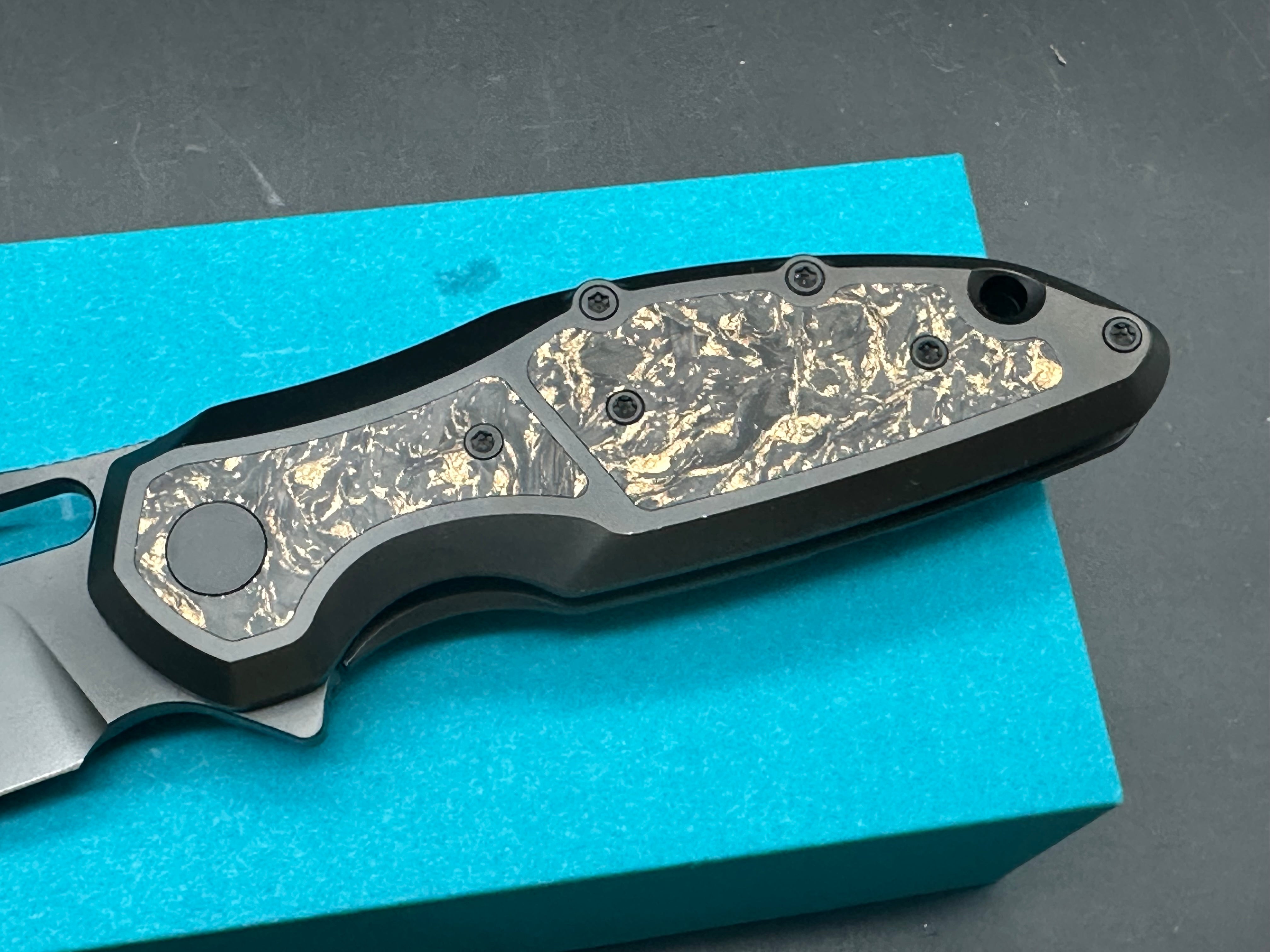 Molsect MANTLE - DLC CPM-S35VN STEEL FRAME LOCK POCKET KNIFE M1183DC - DLC TITANIUM+DARK MATTER GOLD CARBON FIBER