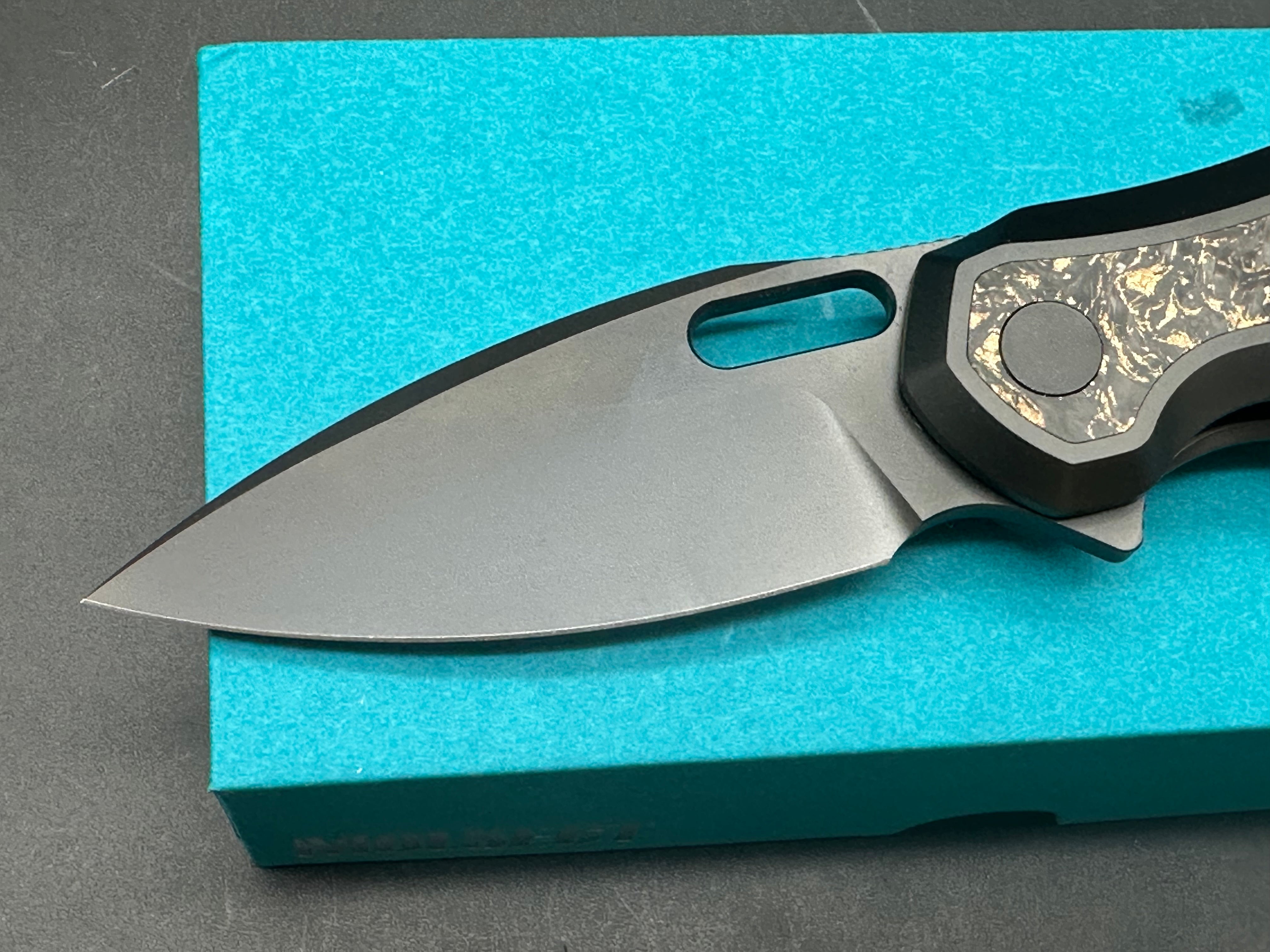 Molsect MANTLE - DLC CPM-S35VN STEEL FRAME LOCK POCKET KNIFE M1183DC - DLC TITANIUM+DARK MATTER GOLD CARBON FIBER