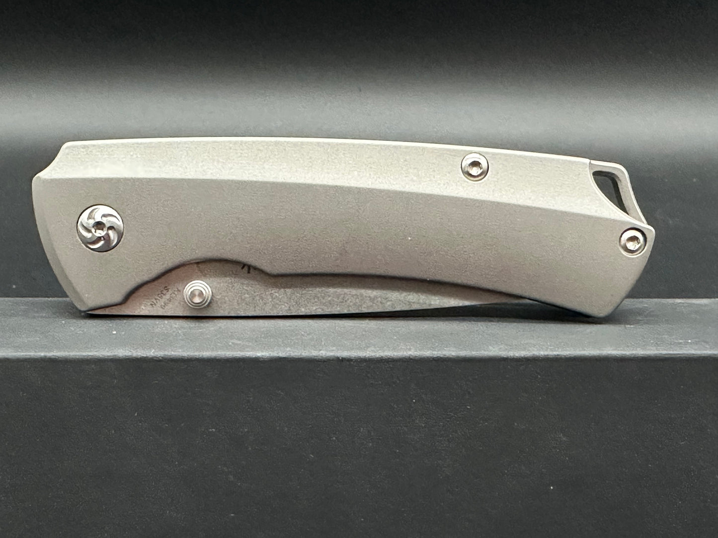 Kizer Hennicke T1 S35VN Stonewash, TI handle me