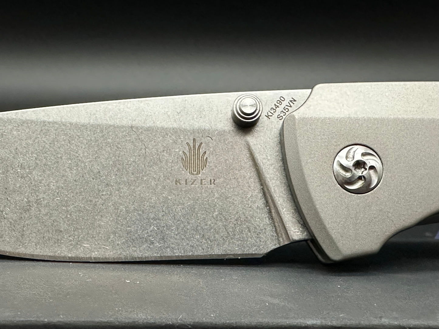 Kizer Hennicke T1 S35VN Stonewash, TI handle me