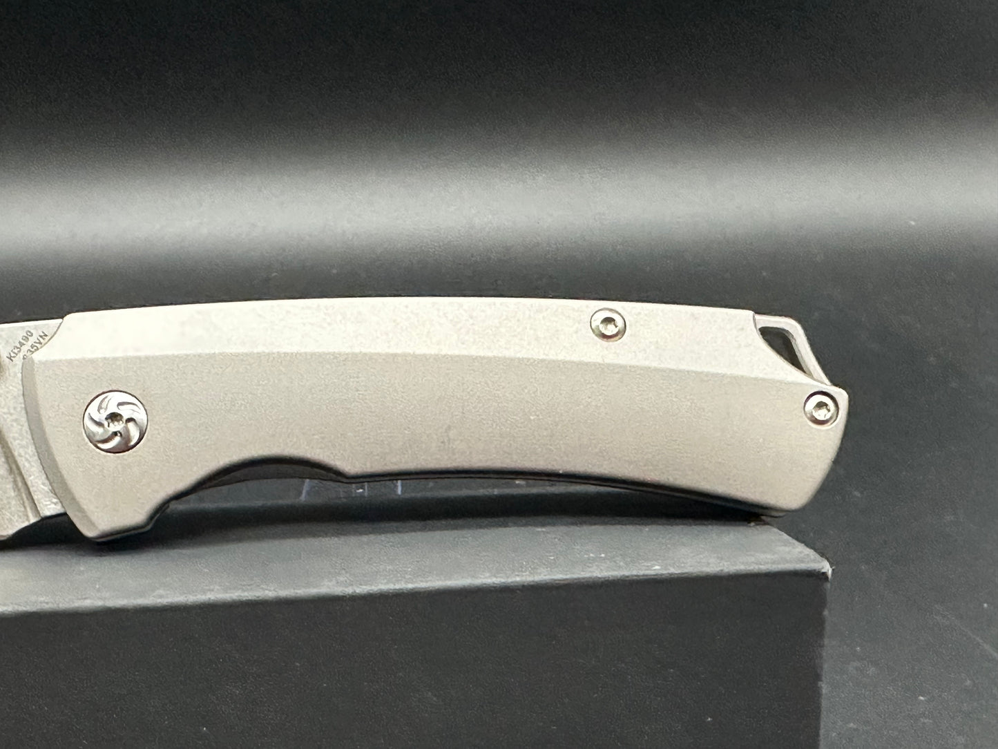 Kizer Hennicke T1 S35VN Stonewash, TI handle me