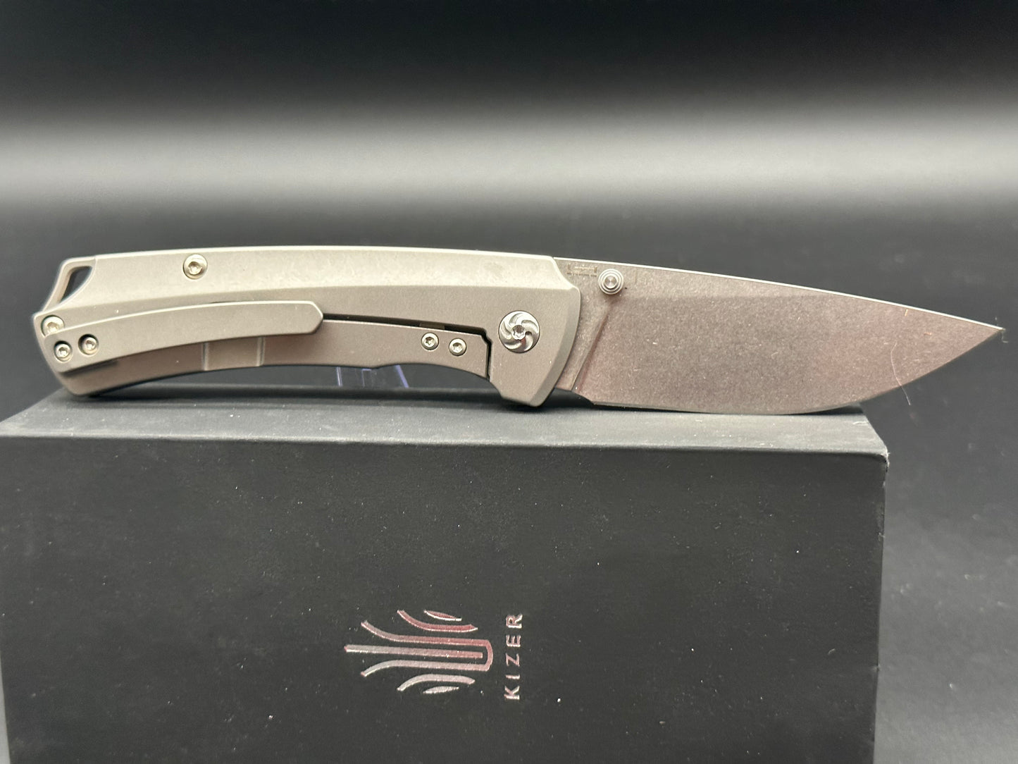 Kizer Hennicke T1 S35VN Stonewash, TI handle me