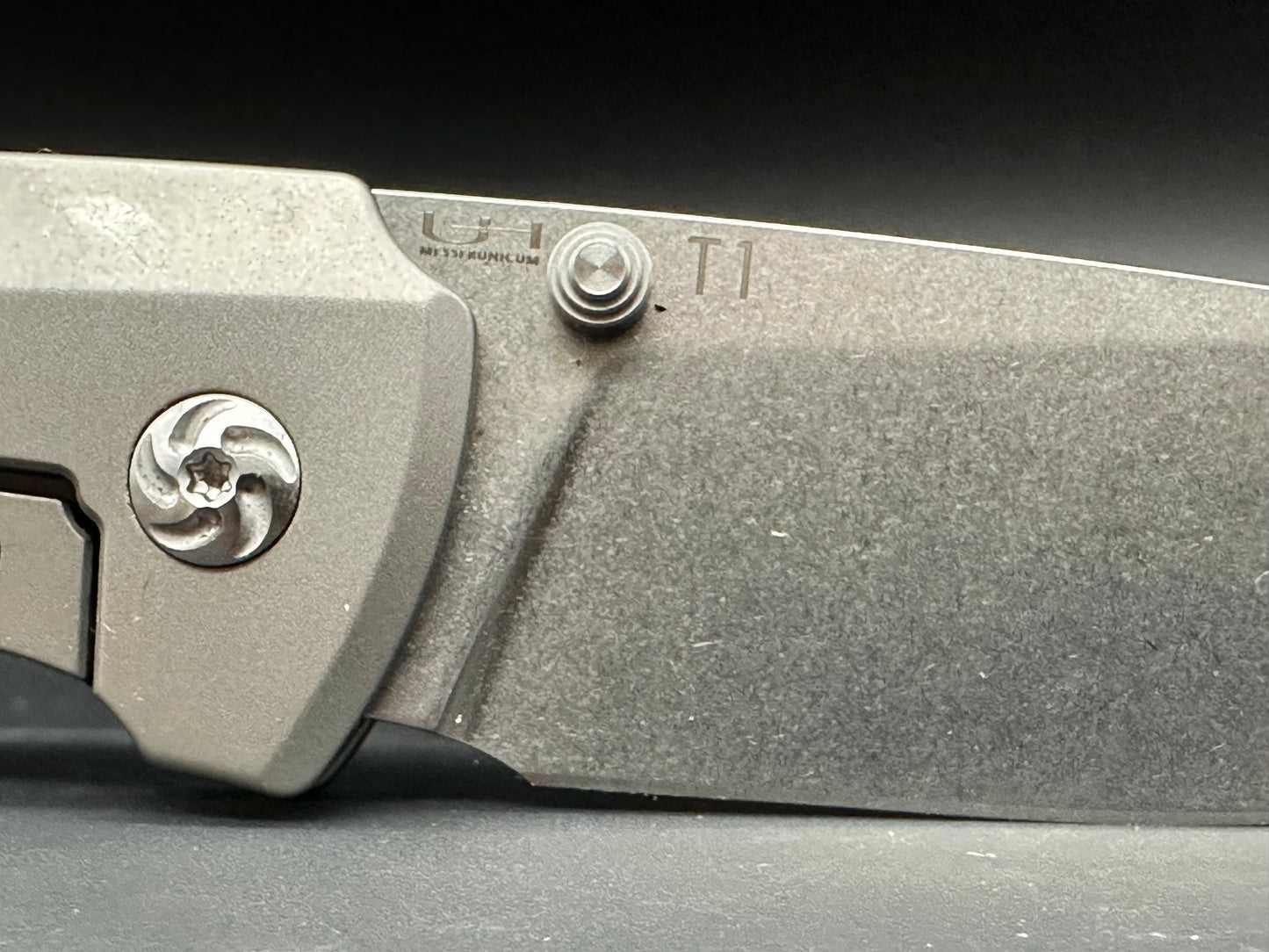 Kizer Hennicke T1 S35VN Stonewash, TI handle me