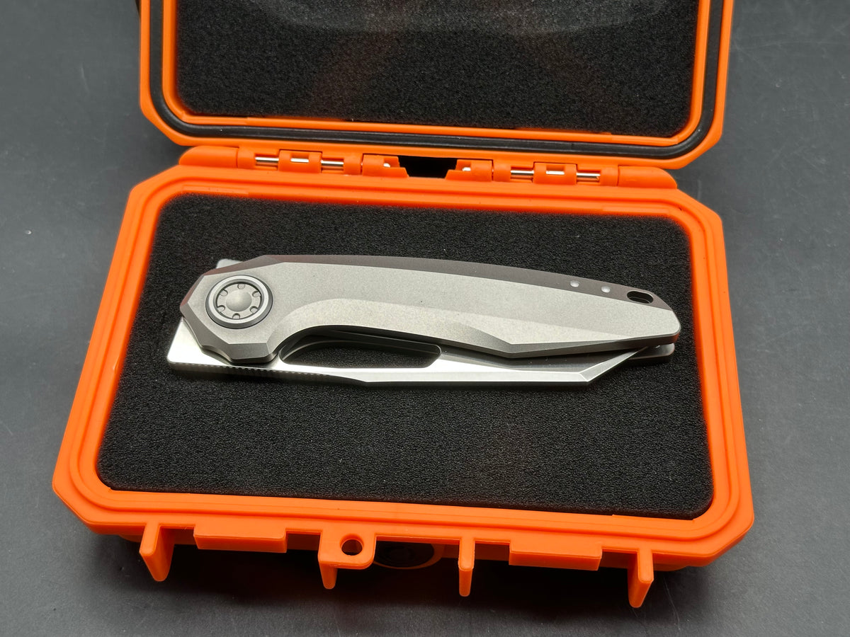 VOSTEED THUNDERBEAST FOLDING KNIFE GRAY TITANIUM HANDLE M390 REVERSE TANTO