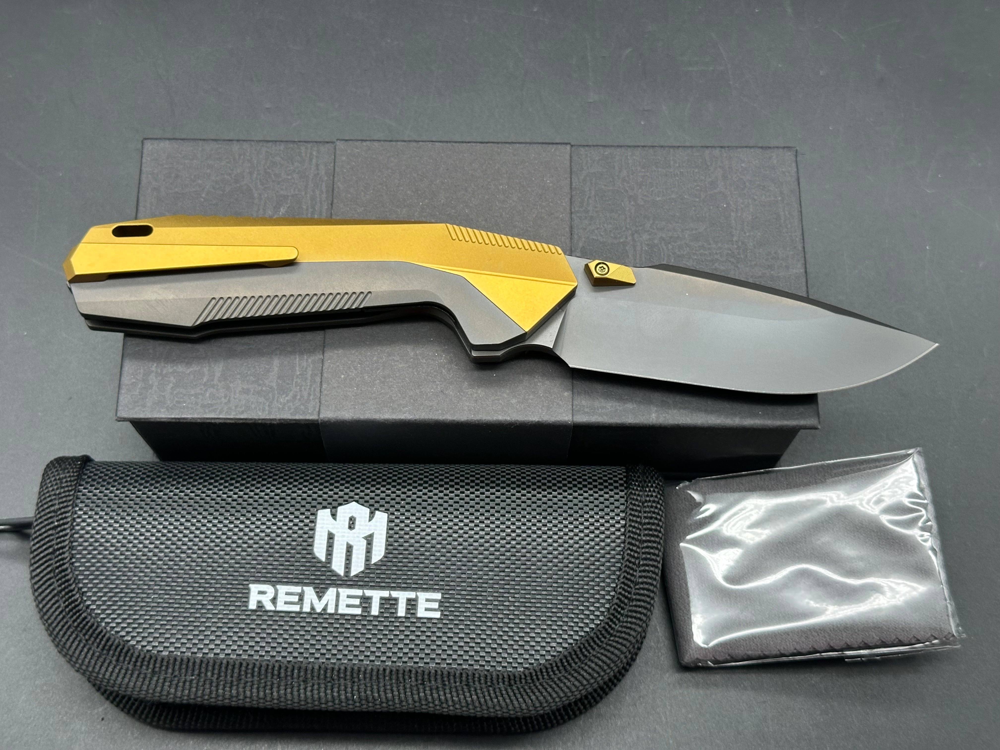 REMETTE RT-WK1-G FOLDING KNIFE BLACK DLC/GOLD TITANIUM HANDLE M390 DROP POINT PLAIN