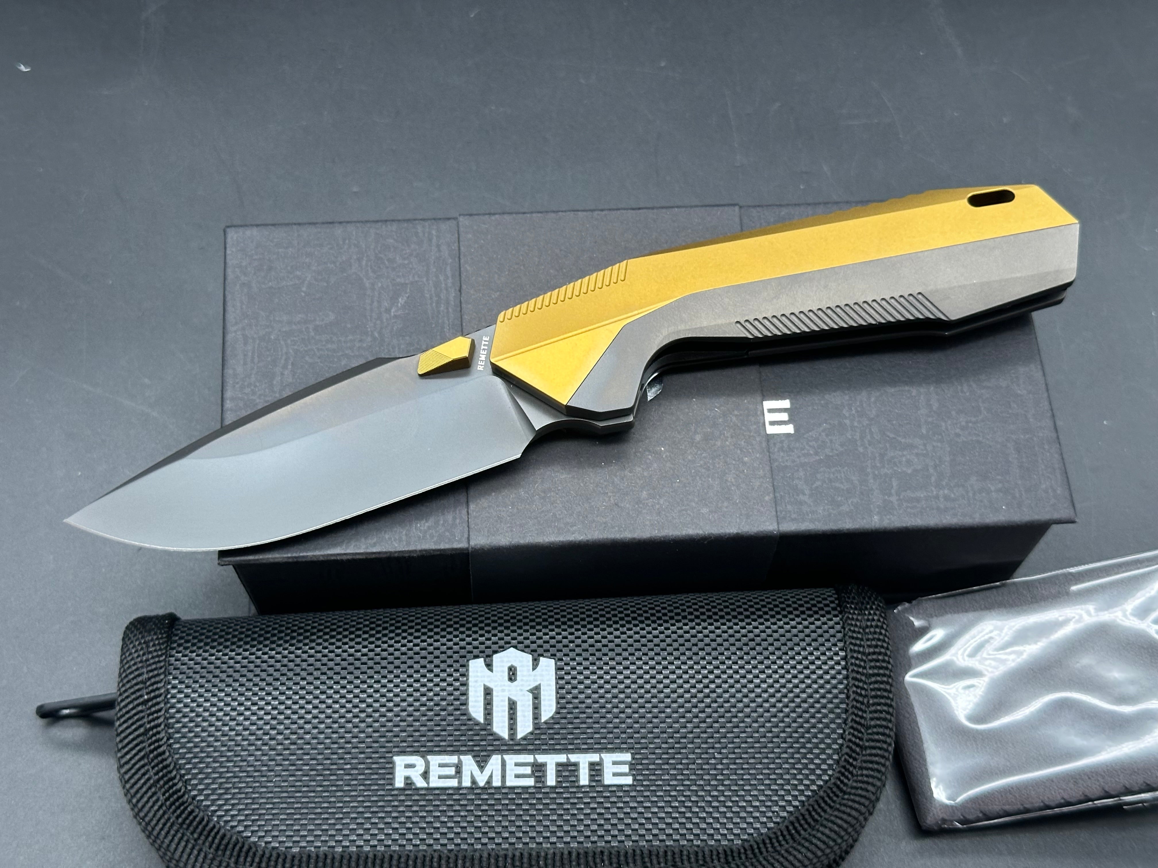 REMETTE RT-WK1-G FOLDING KNIFE BLACK DLC/GOLD TITANIUM HANDLE M390 DROP POINT PLAIN