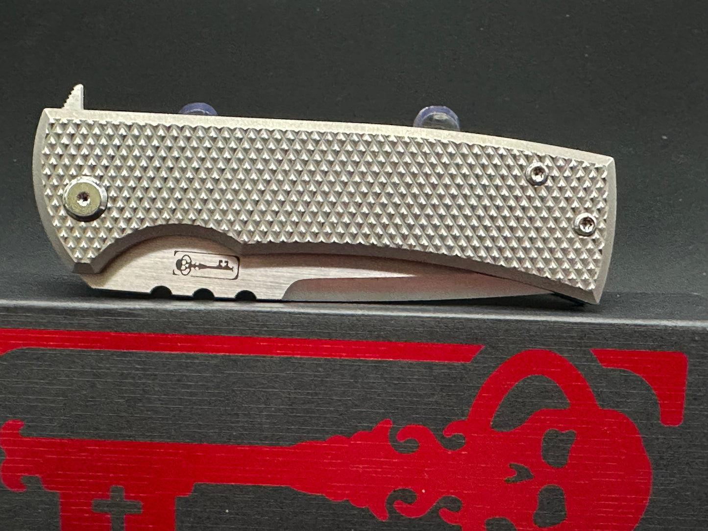 CHAVES KICKSTOP 229 Ti monochromatic crosshatch scales