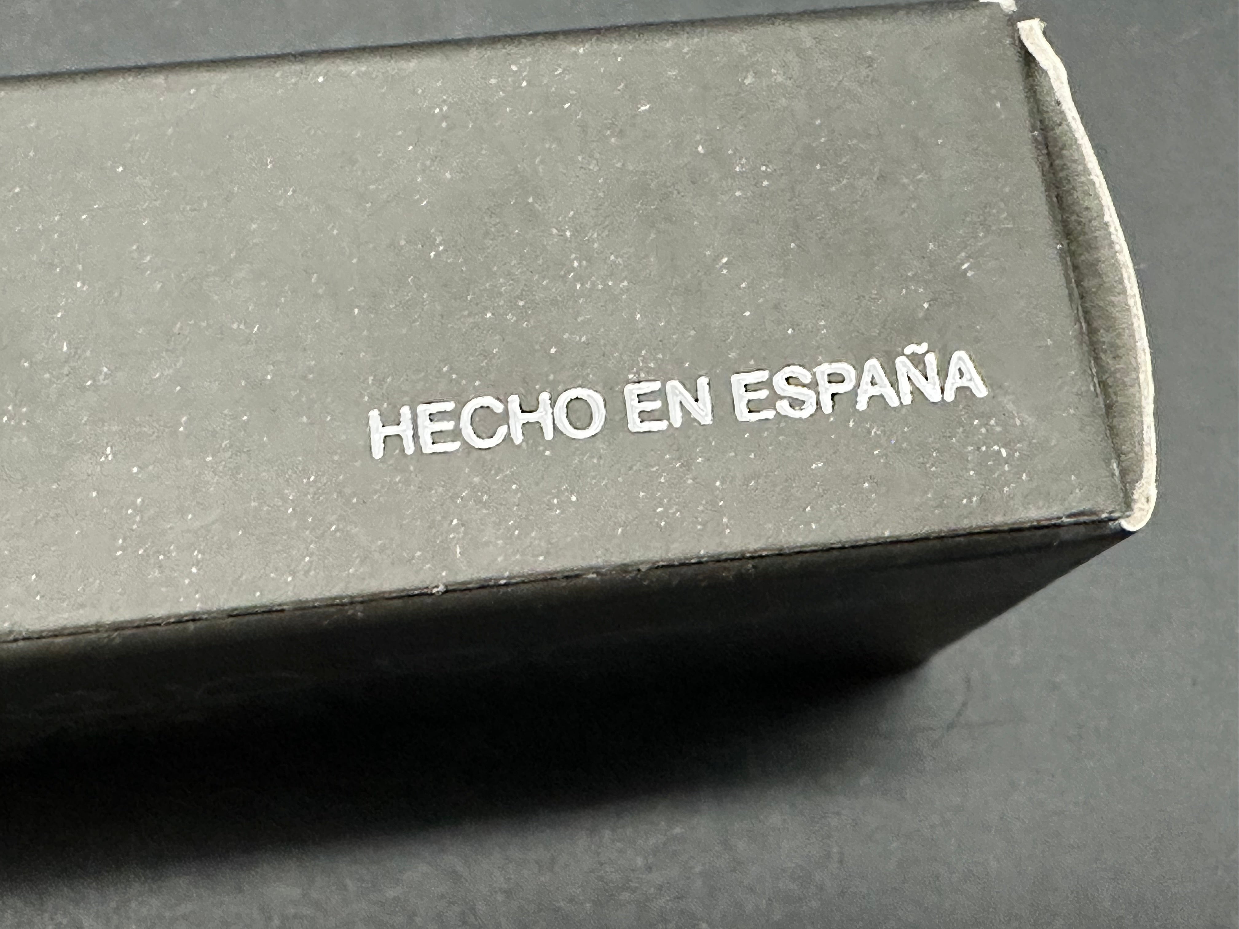 Salamandra Albacete thuja wood lock back. 1.4116 steel. As new in box