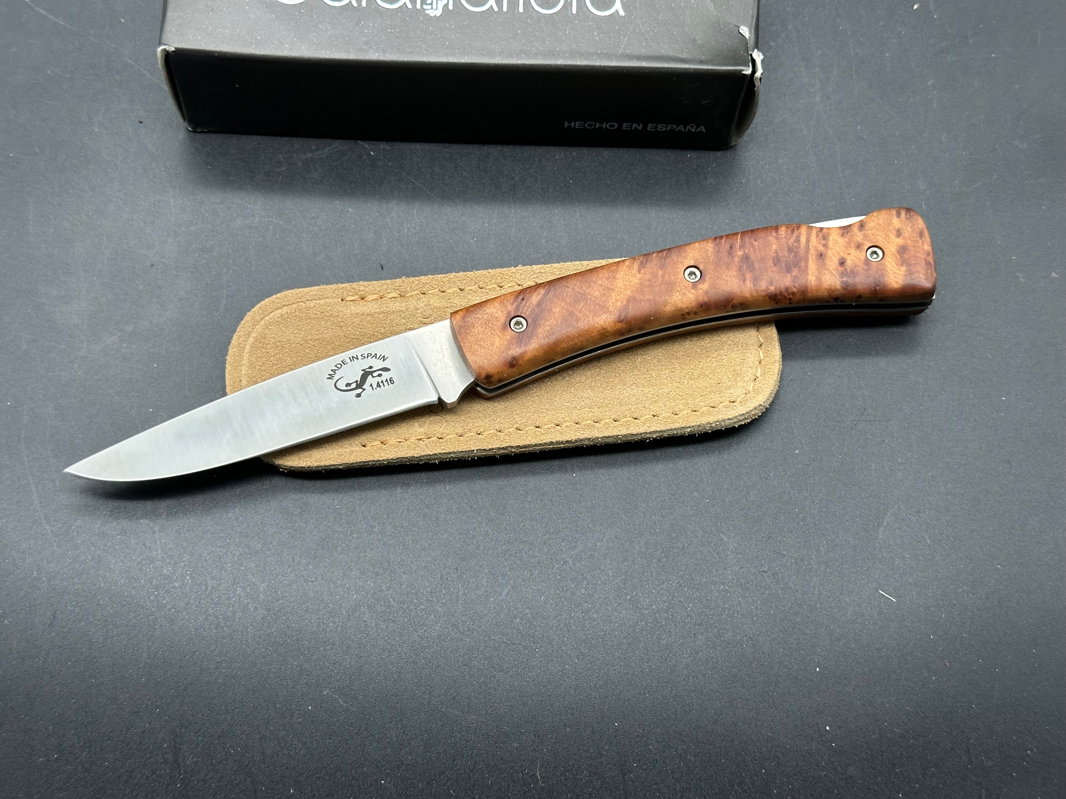 Salamandra Albacete thuja wood lock back. 1.4116 steel. As new in box