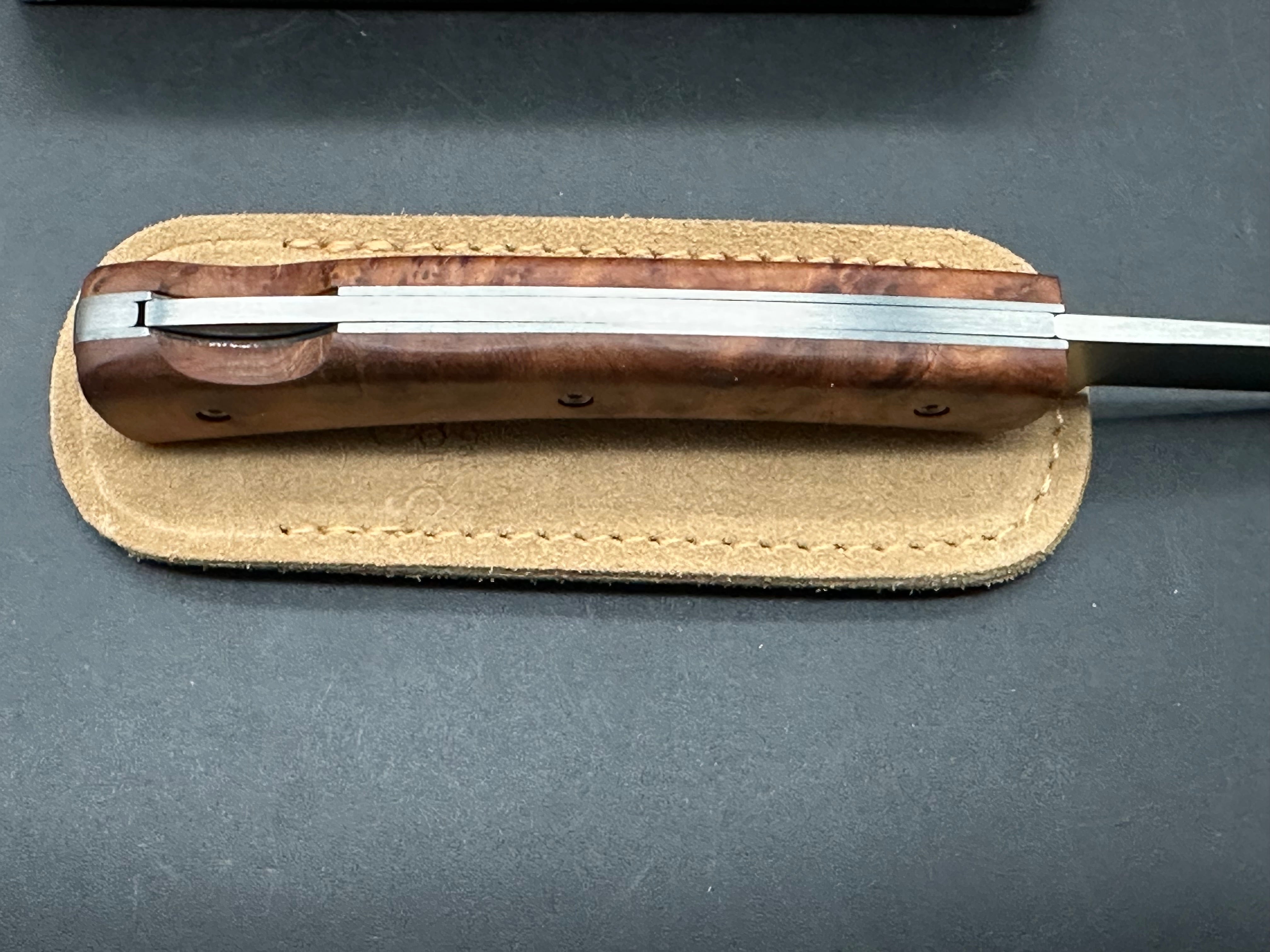 Salamandra Albacete thuja wood lock back. 1.4116 steel. As new in box