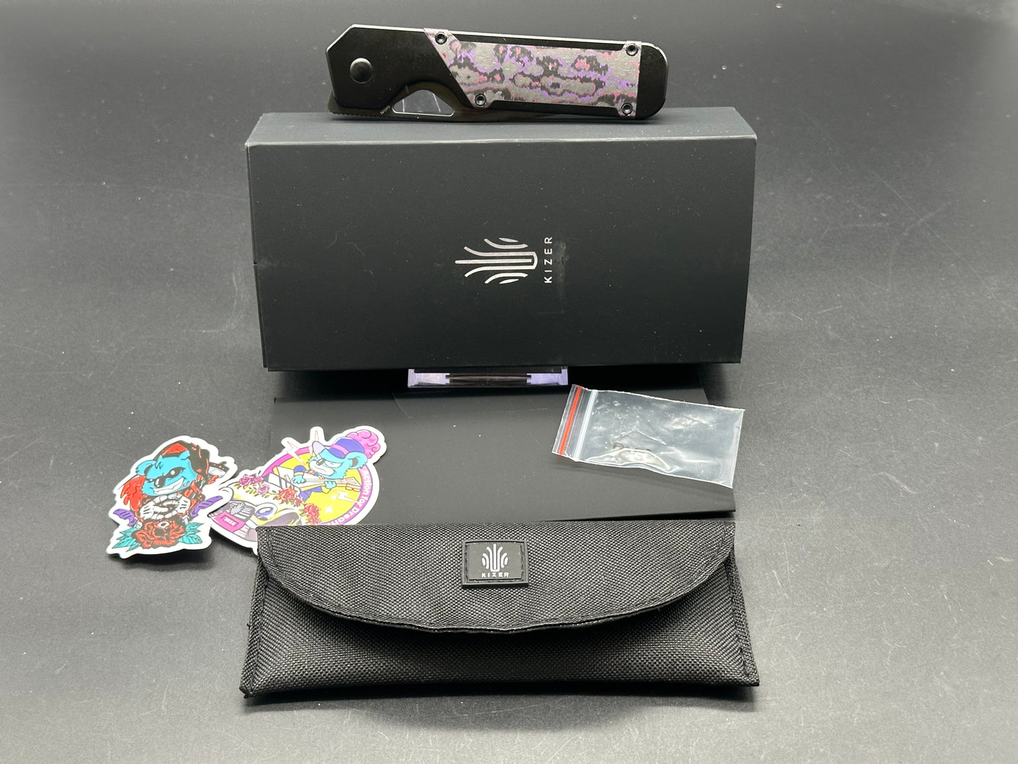 KIZER MILITAW BLACK/PURPLE HAZE TITANIUM/FAT CARBON HANDLE S45VN DROP POINT PLAIN BLACK BLADE