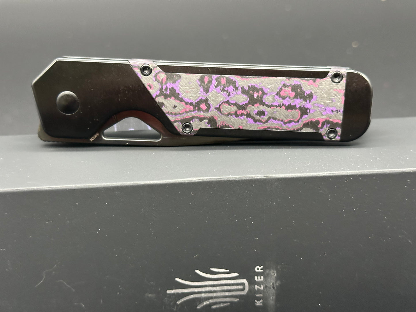 KIZER MILITAW BLACK/PURPLE HAZE TITANIUM/FAT CARBON HANDLE S45VN DROP POINT PLAIN BLACK BLADE