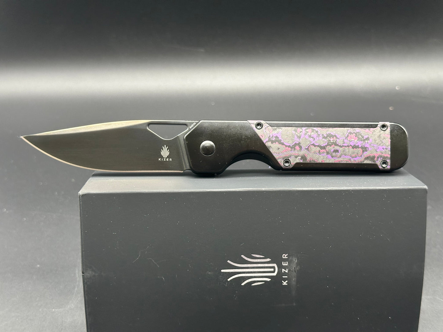 KIZER MILITAW BLACK/PURPLE HAZE TITANIUM/FAT CARBON HANDLE S45VN DROP POINT PLAIN BLACK BLADE