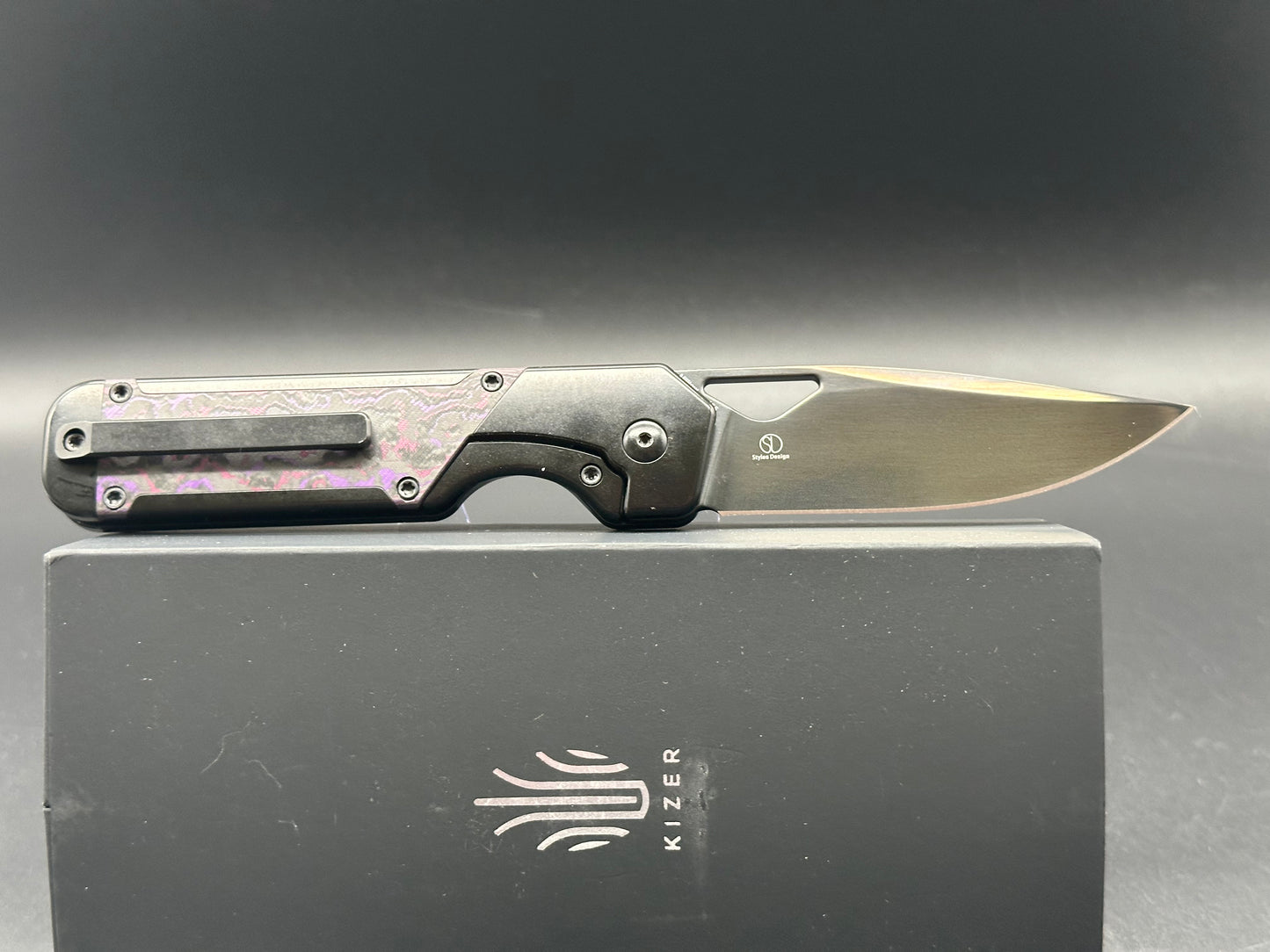 KIZER MILITAW BLACK/PURPLE HAZE TITANIUM/FAT CARBON HANDLE S45VN DROP POINT PLAIN BLACK BLADE