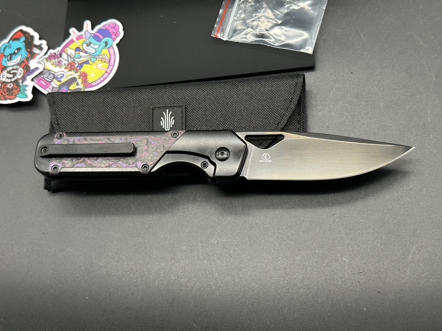 KIZER MILITAW BLACK/PURPLE HAZE TITANIUM/FAT CARBON HANDLE S45VN DROP POINT PLAIN BLACK BLADE