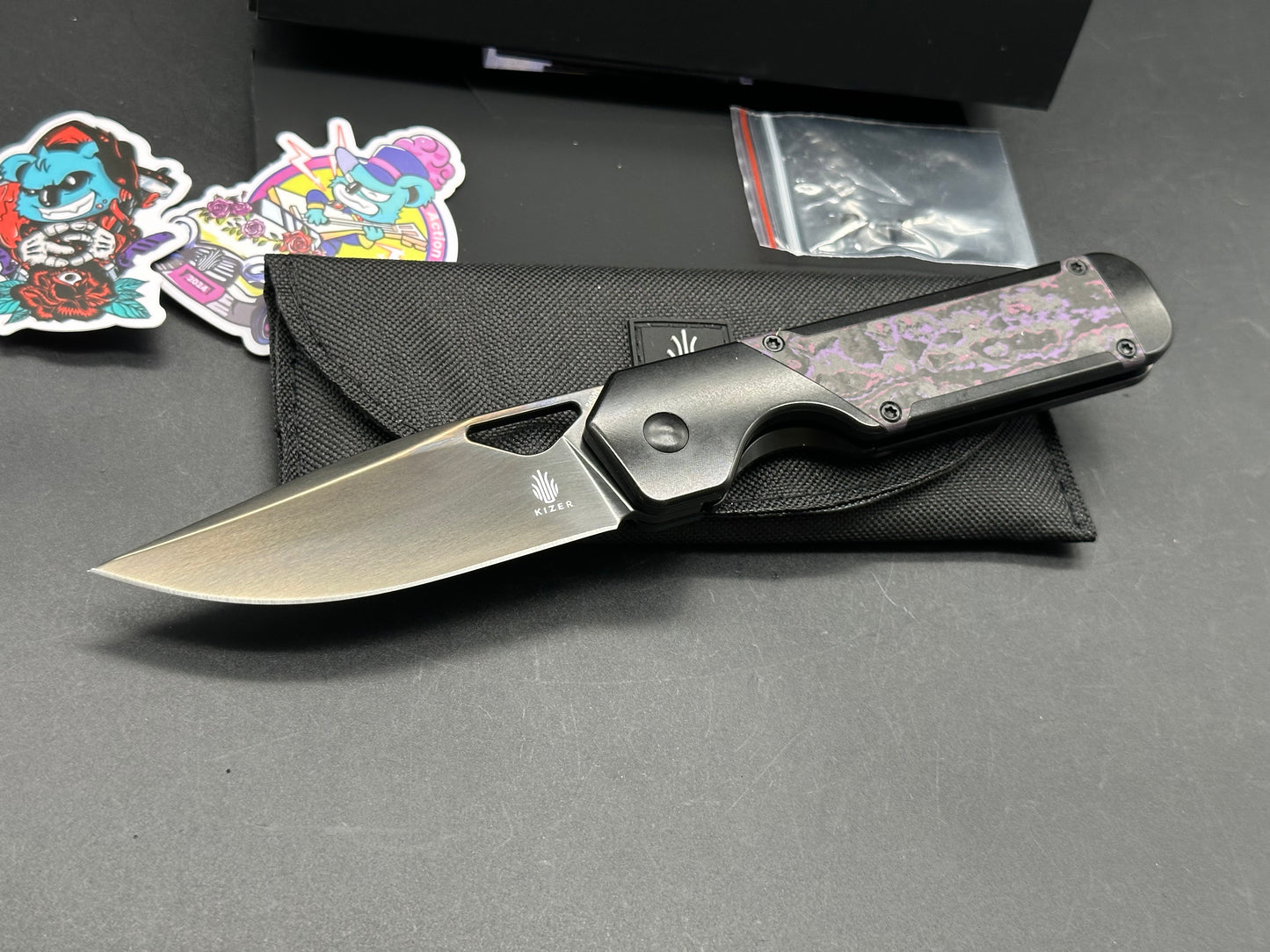 KIZER MILITAW BLACK/PURPLE HAZE TITANIUM/FAT CARBON HANDLE S45VN DROP POINT PLAIN BLACK BLADE