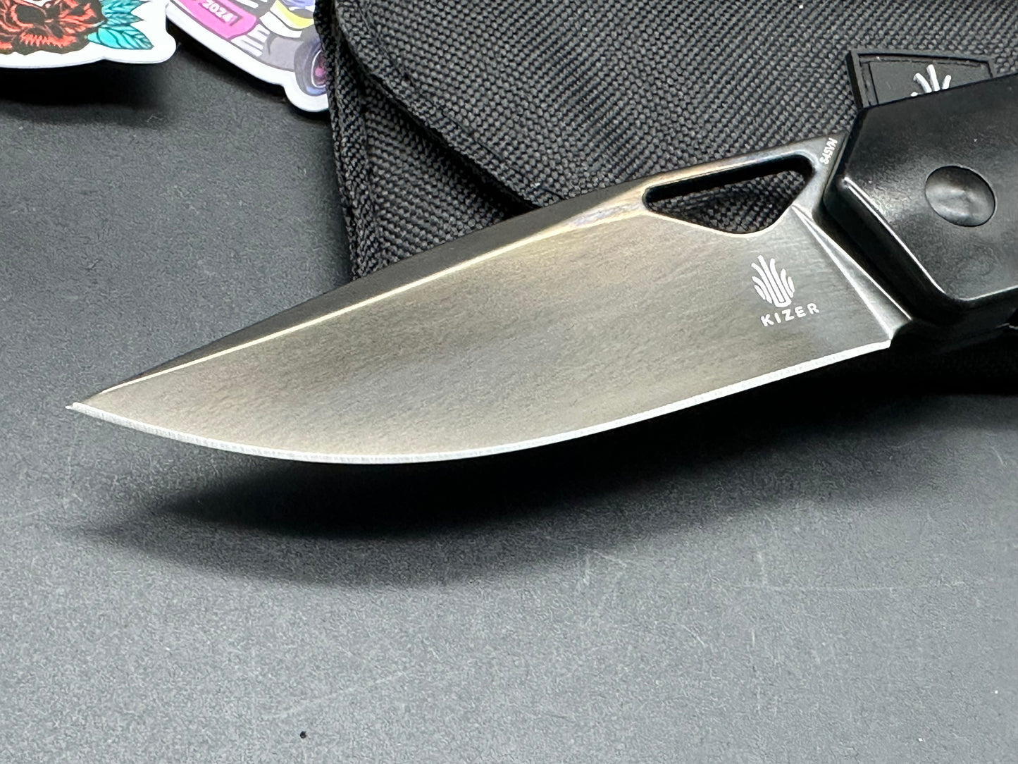 KIZER MILITAW BLACK/PURPLE HAZE TITANIUM/FAT CARBON HANDLE S45VN DROP POINT PLAIN BLACK BLADE