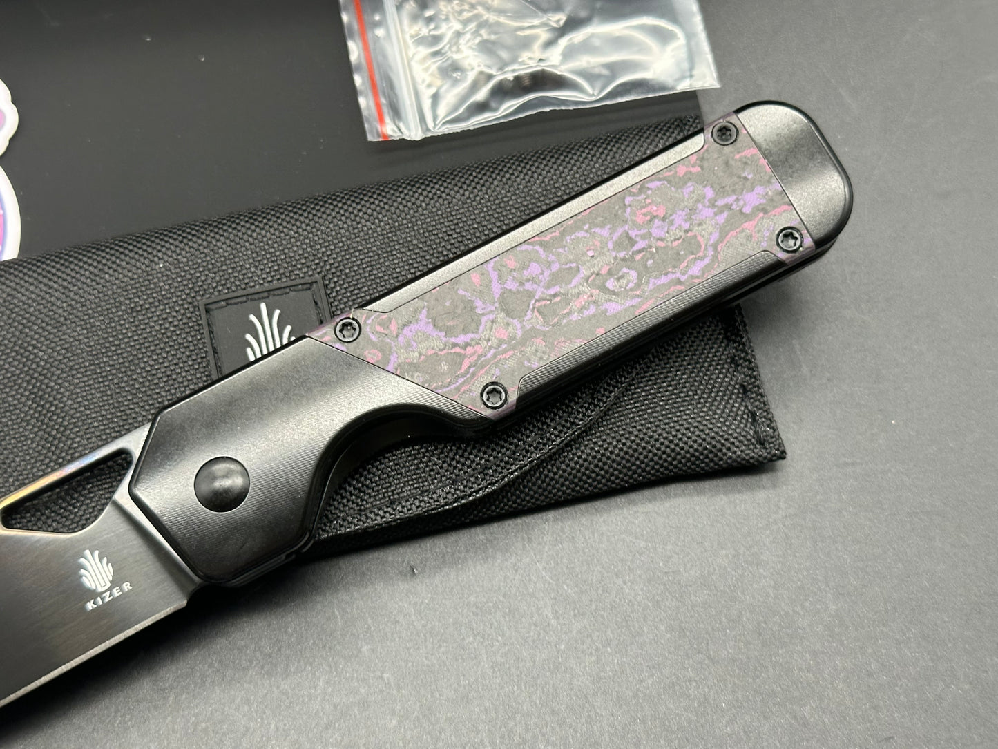 KIZER MILITAW BLACK/PURPLE HAZE TITANIUM/FAT CARBON HANDLE S45VN DROP POINT PLAIN BLACK BLADE