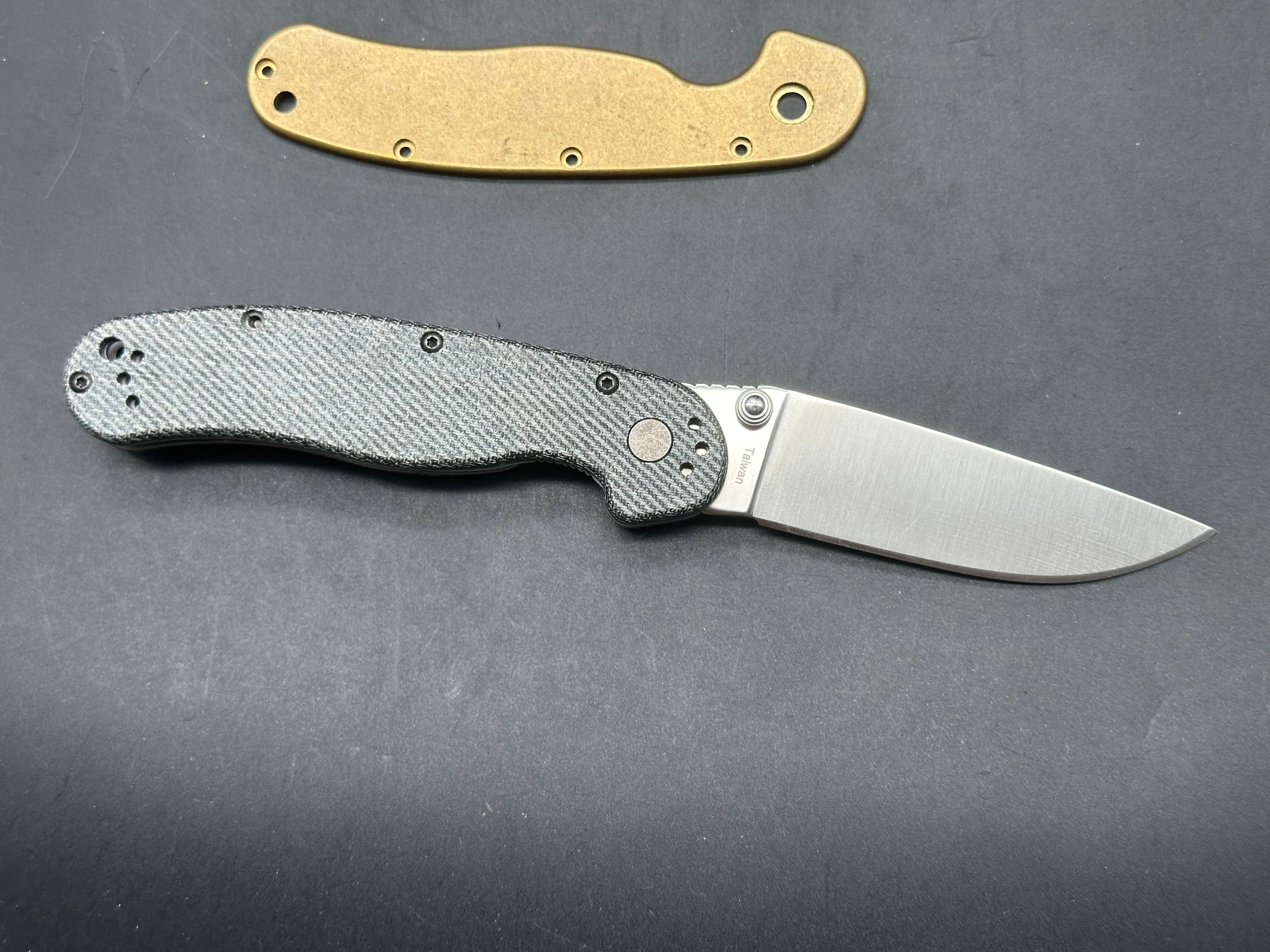Ontario Rat 2 AUS-8 with blue jean micarta and brass scales