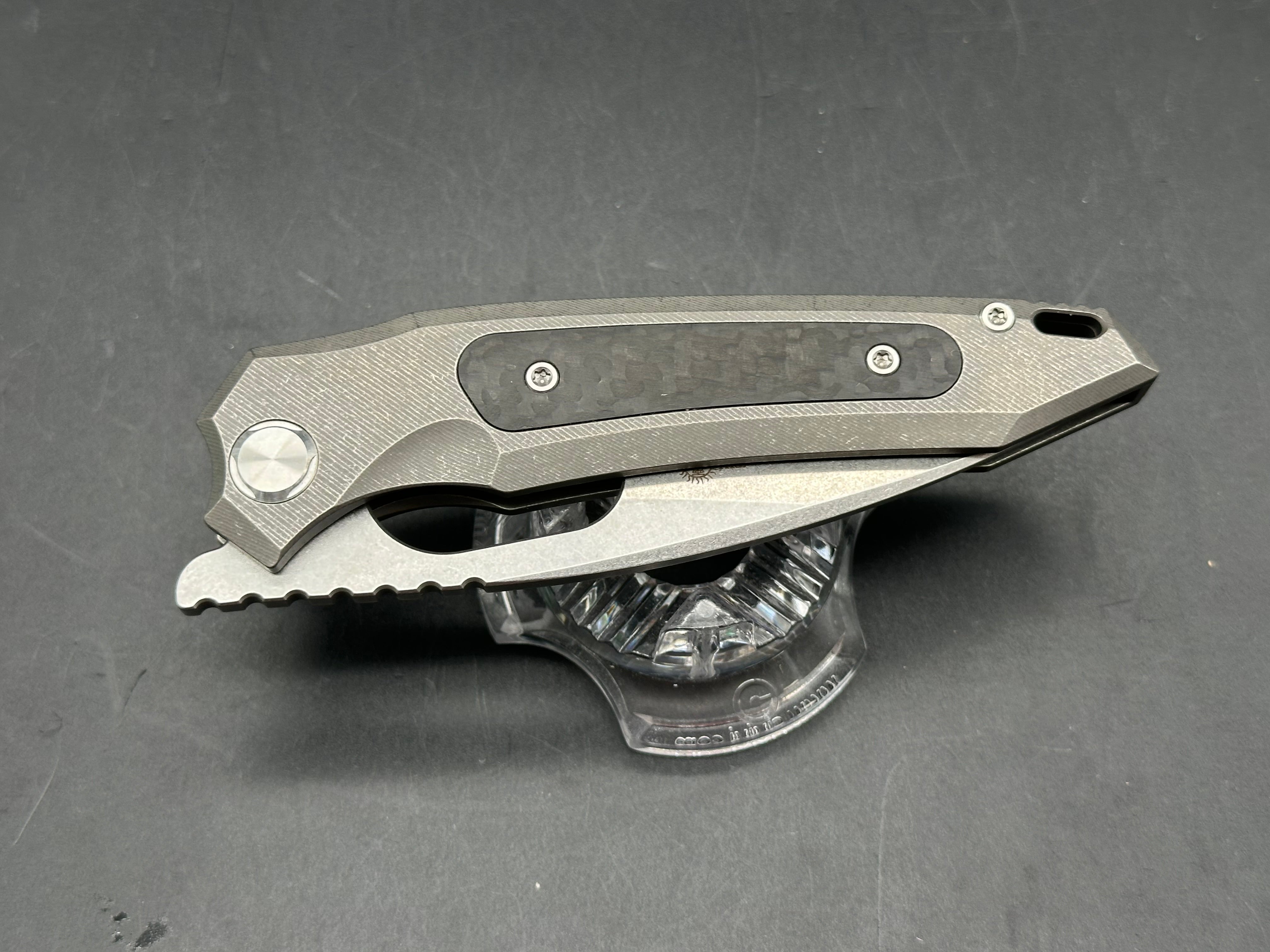 TwoSun TS382 / Tkachuk design. 3.4 inch 14C28N blade. Titanium frame with carbon fiber inlays. Front flipper