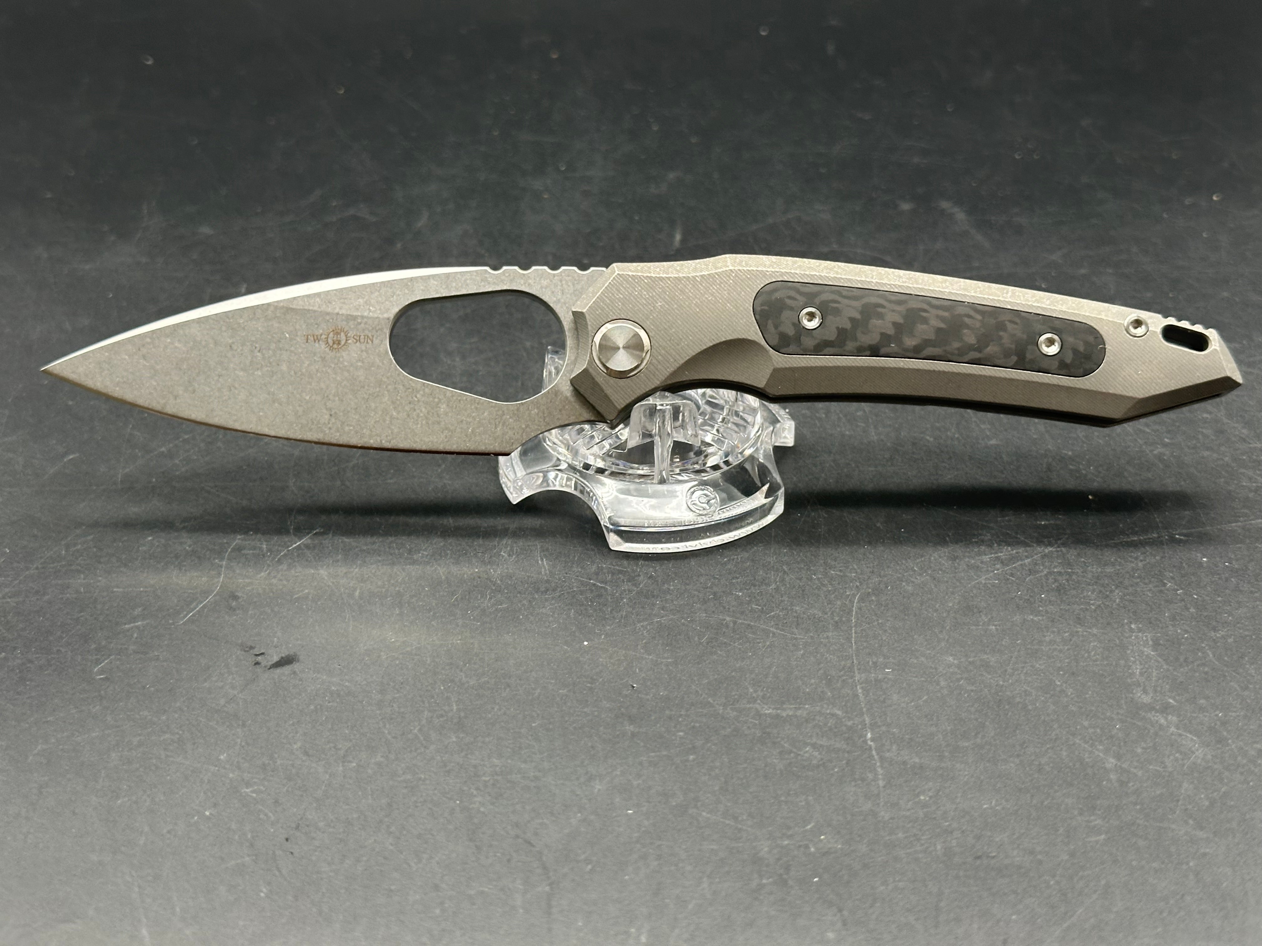 TwoSun TS382 / Tkachuk design. 3.4 inch 14C28N blade. Titanium frame with carbon fiber inlays. Front flipper