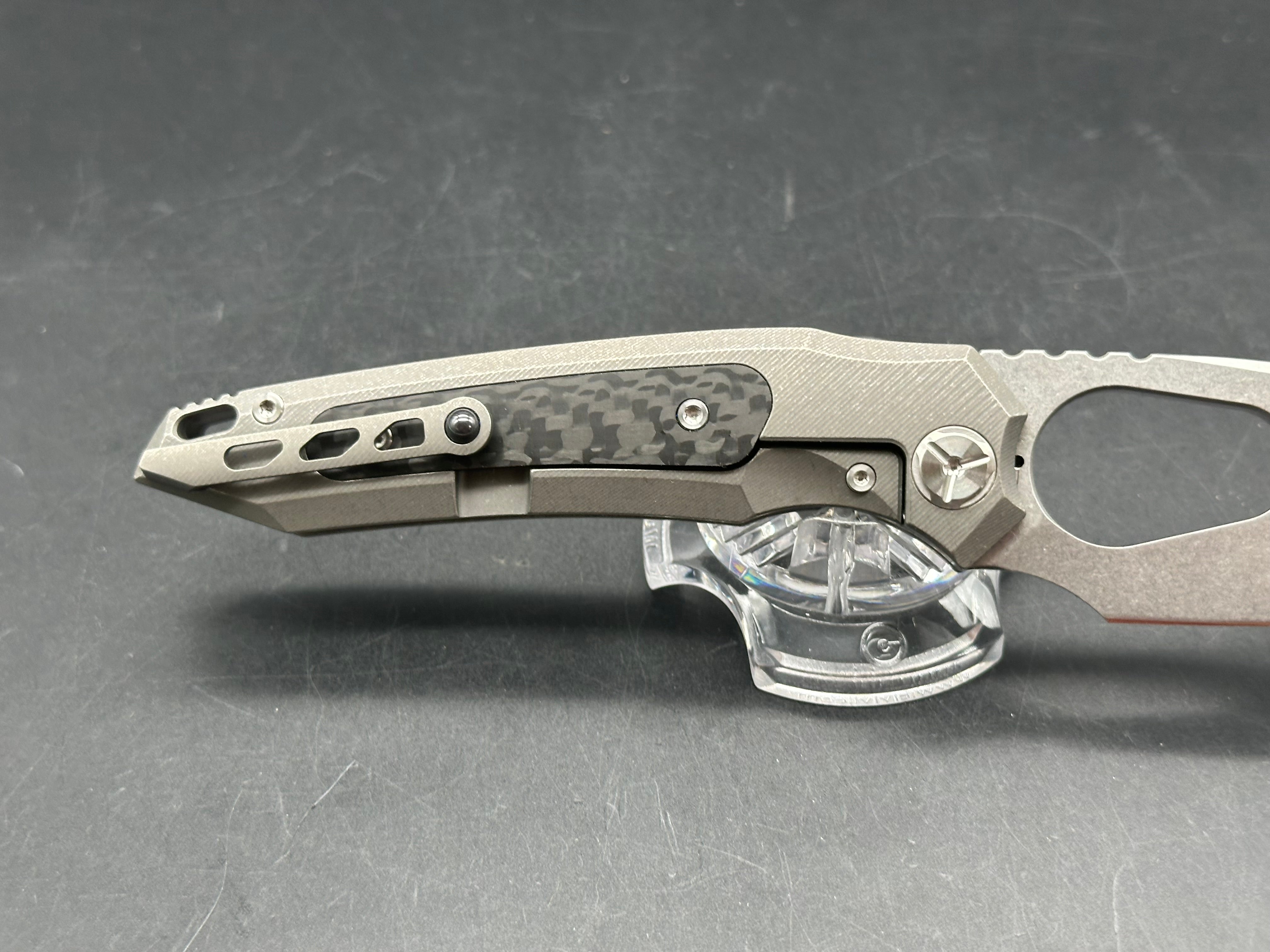 TwoSun TS382 / Tkachuk design. 3.4 inch 14C28N blade. Titanium frame with carbon fiber inlays. Front flipper