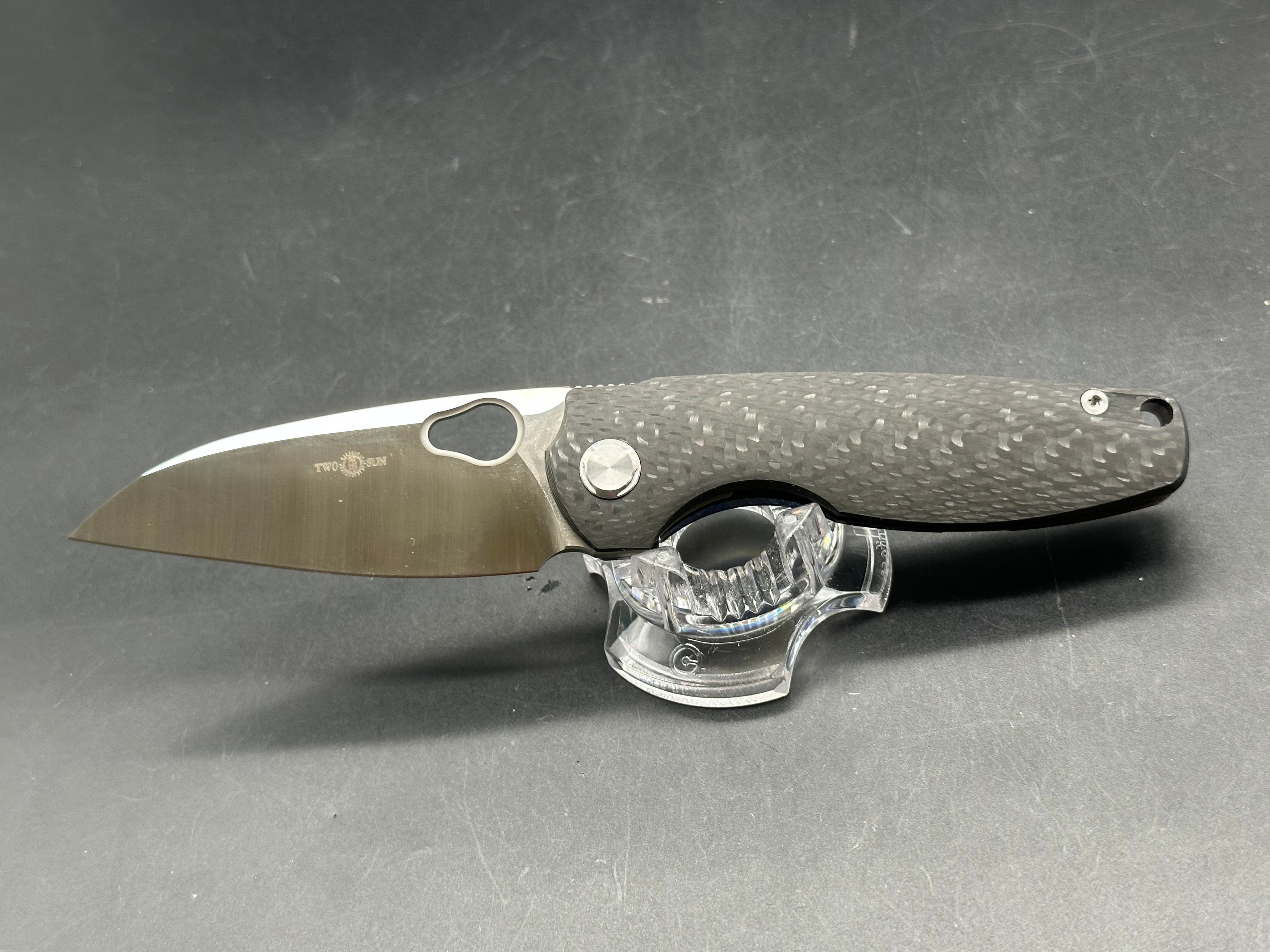 TwoSun TS129 / 3.3 inch sanded Bohler M390 blade. Carbon fiber front scale. Flamed titanium back scale
