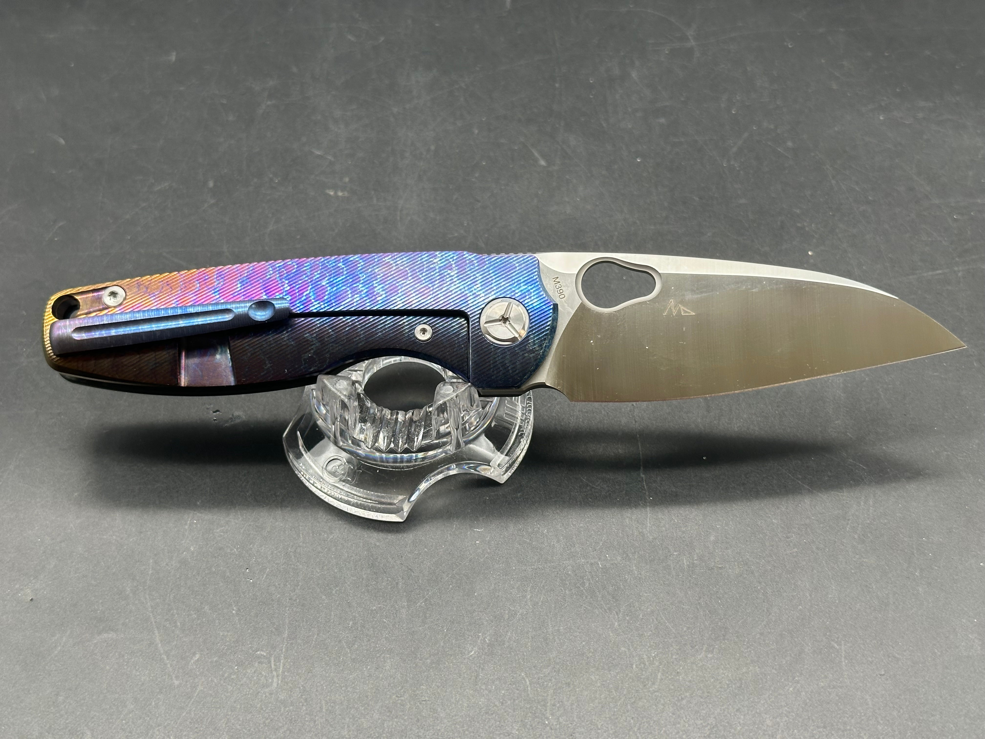 TwoSun TS129 / 3.3 inch sanded Bohler M390 blade. Carbon fiber front scale. Flamed titanium back scale