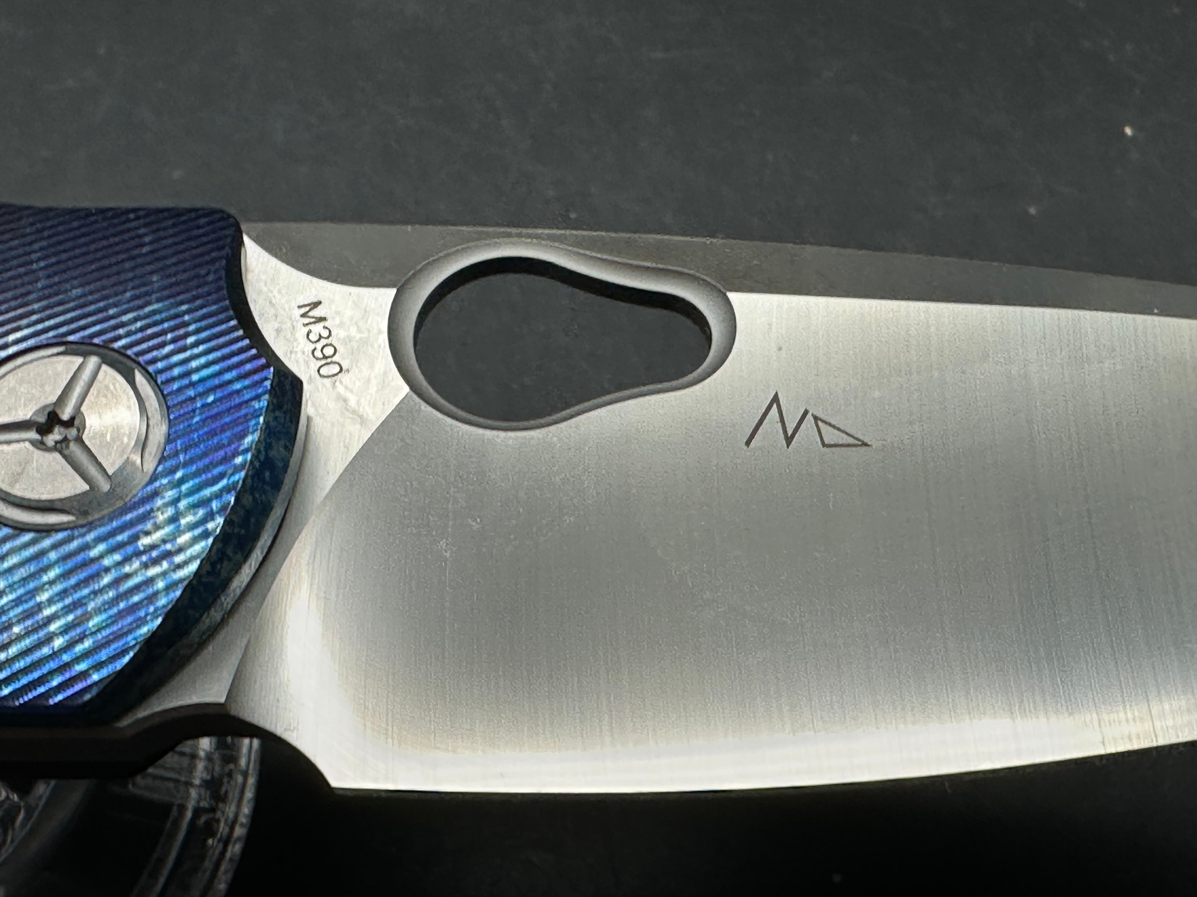 TwoSun TS129 / 3.3 inch sanded Bohler M390 blade. Carbon fiber front scale. Flamed titanium back scale