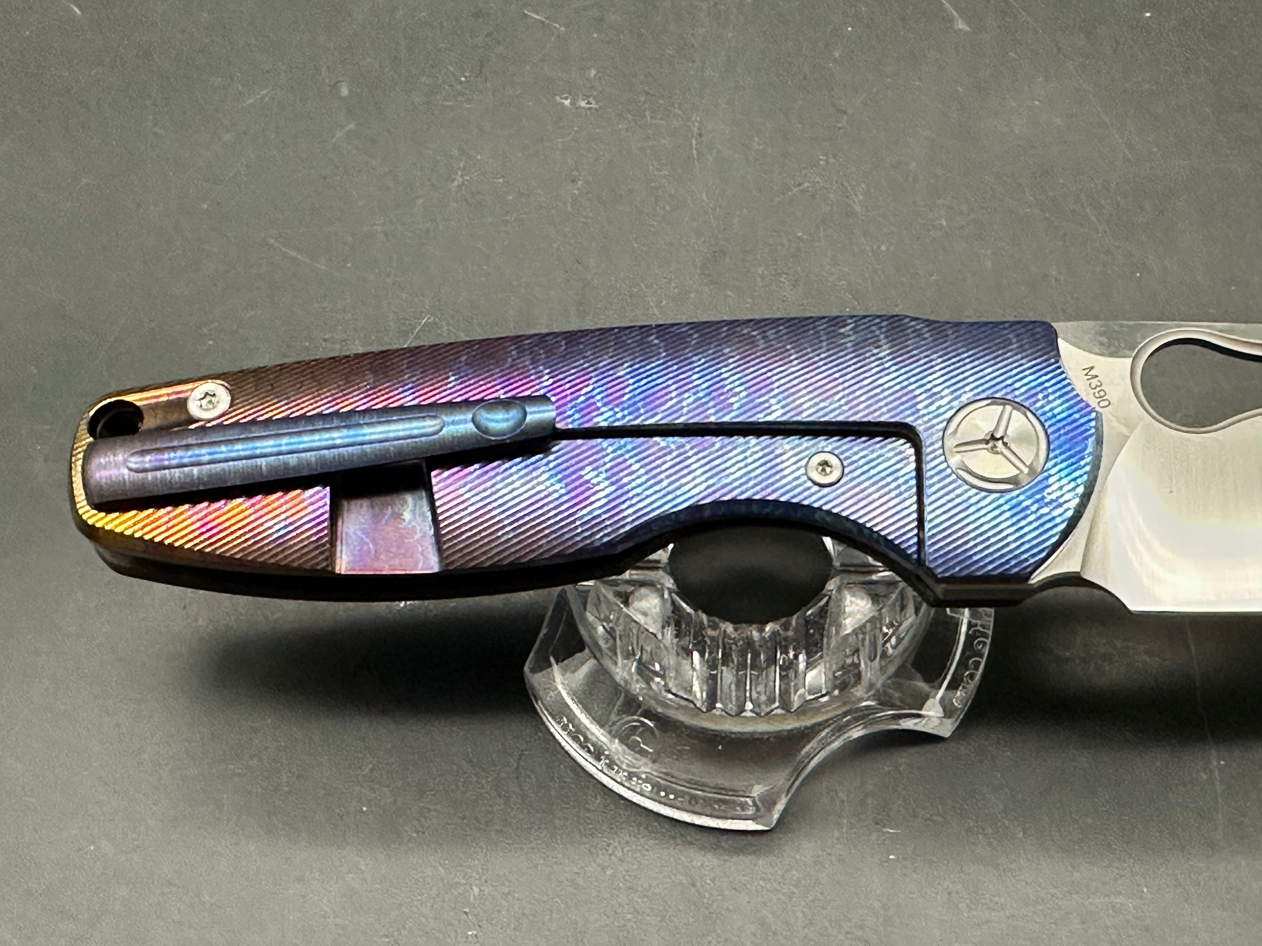 TwoSun TS129 / 3.3 inch sanded Bohler M390 blade. Carbon fiber front scale. Flamed titanium back scale