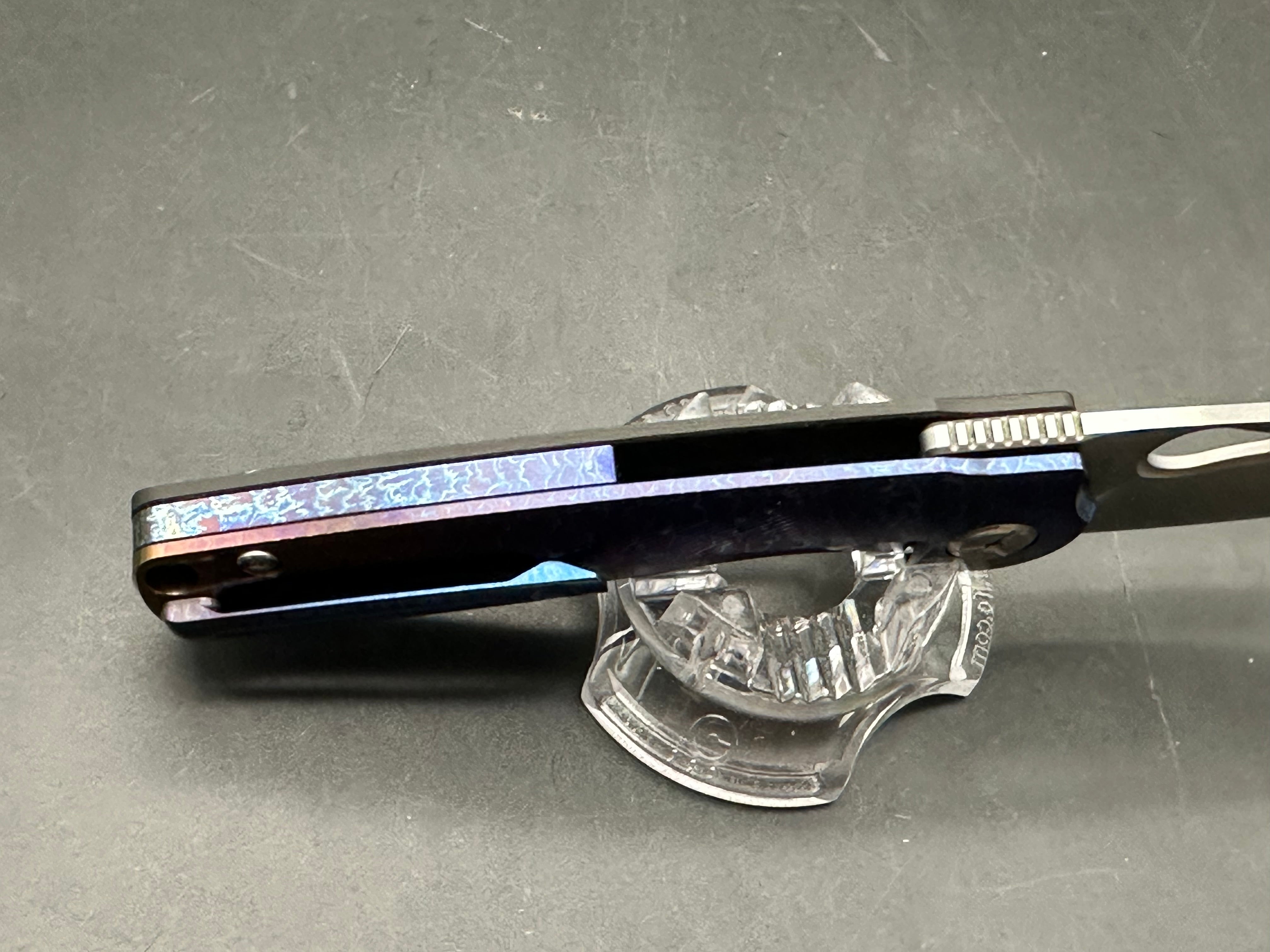 TwoSun TS129 / 3.3 inch sanded Bohler M390 blade. Carbon fiber front scale. Flamed titanium back scale