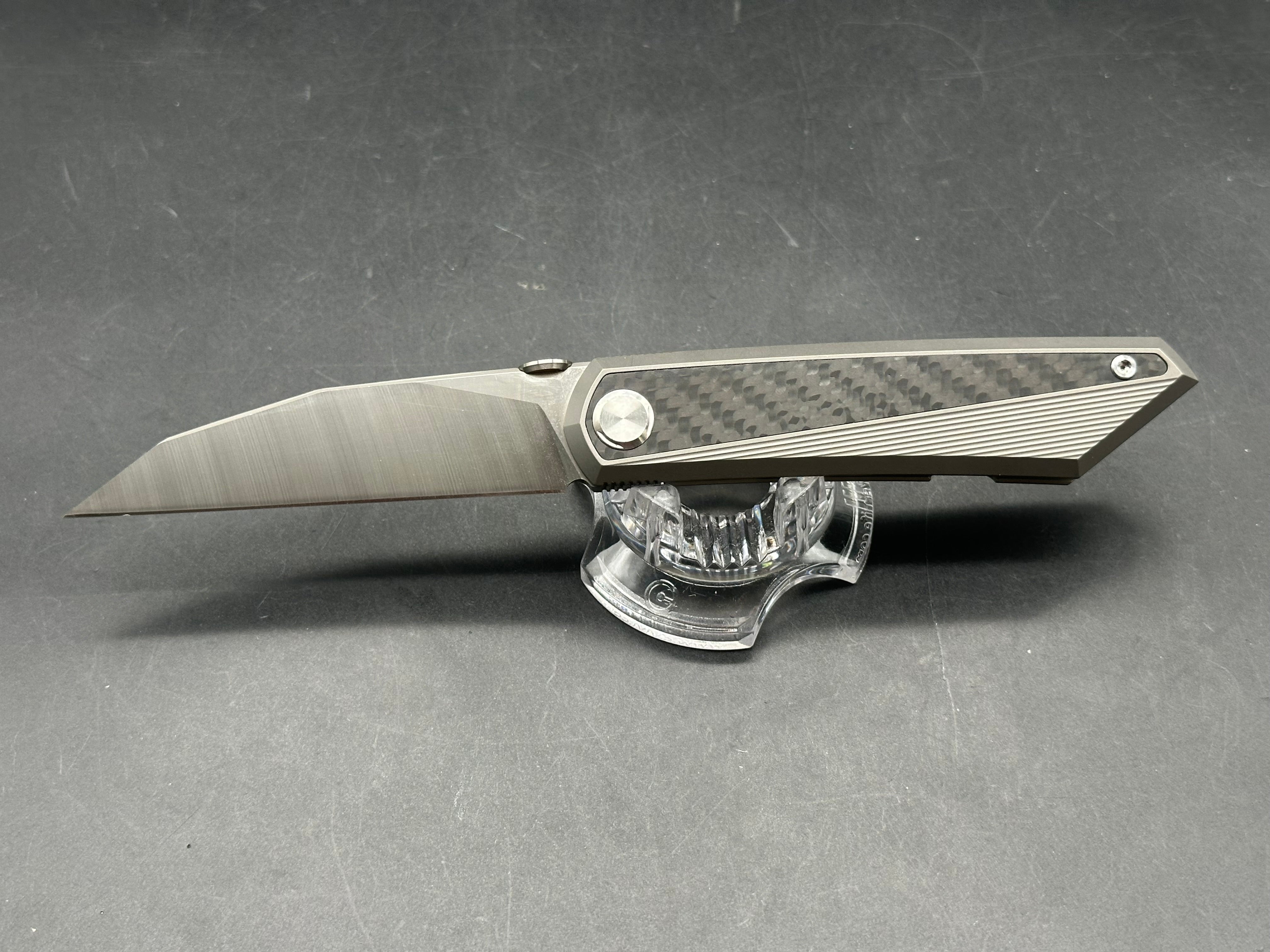 TwoSun TS139 Bob Terzuola design. 3.35 inch CPM-S90V blade. Peudo integral handle. Front flipper