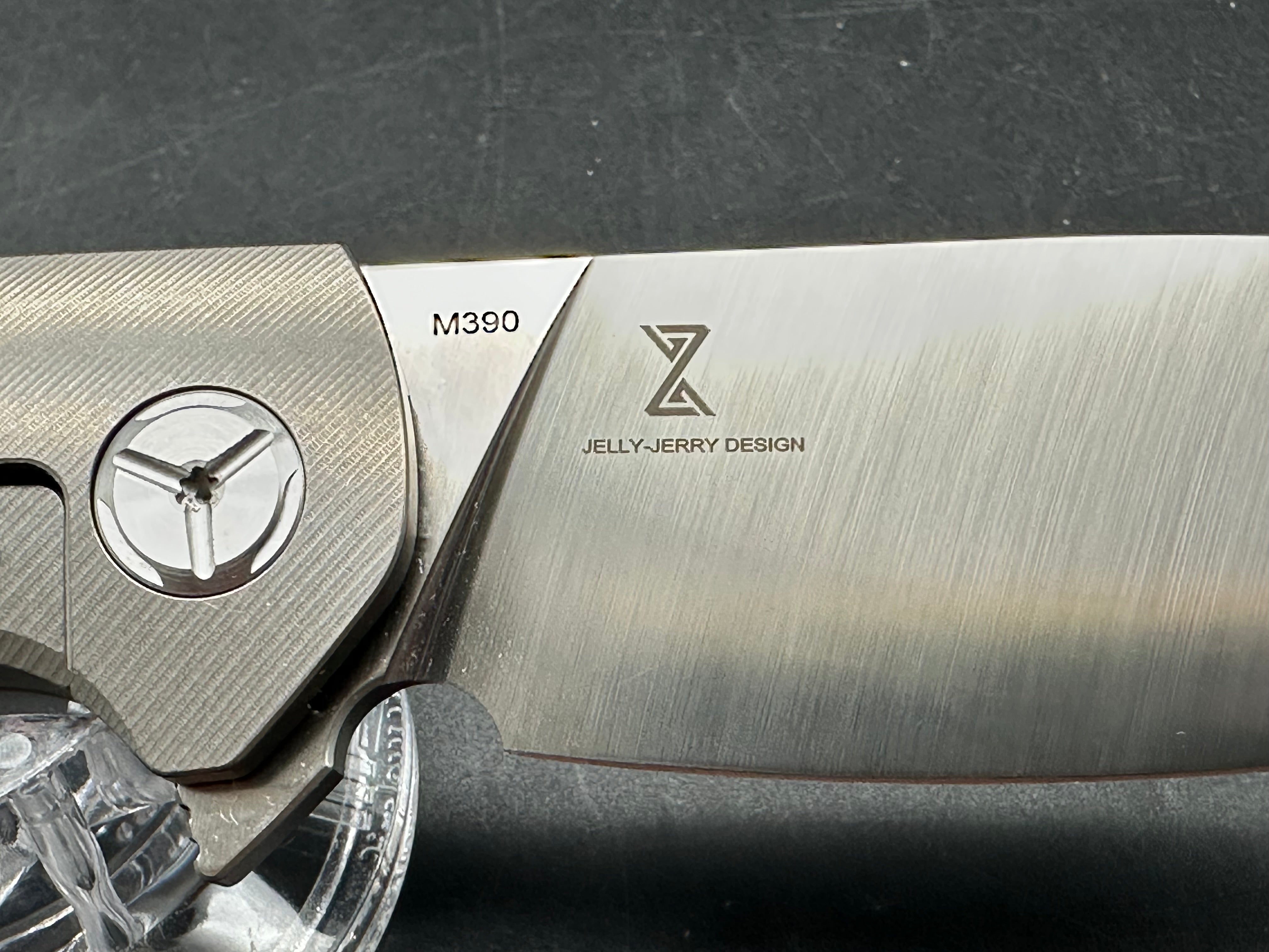 TwoSun TS223 Jelly Jerry design. 3.43 inch Bohler M390 blade. Frame lock. Titanium and carbon fiber scales