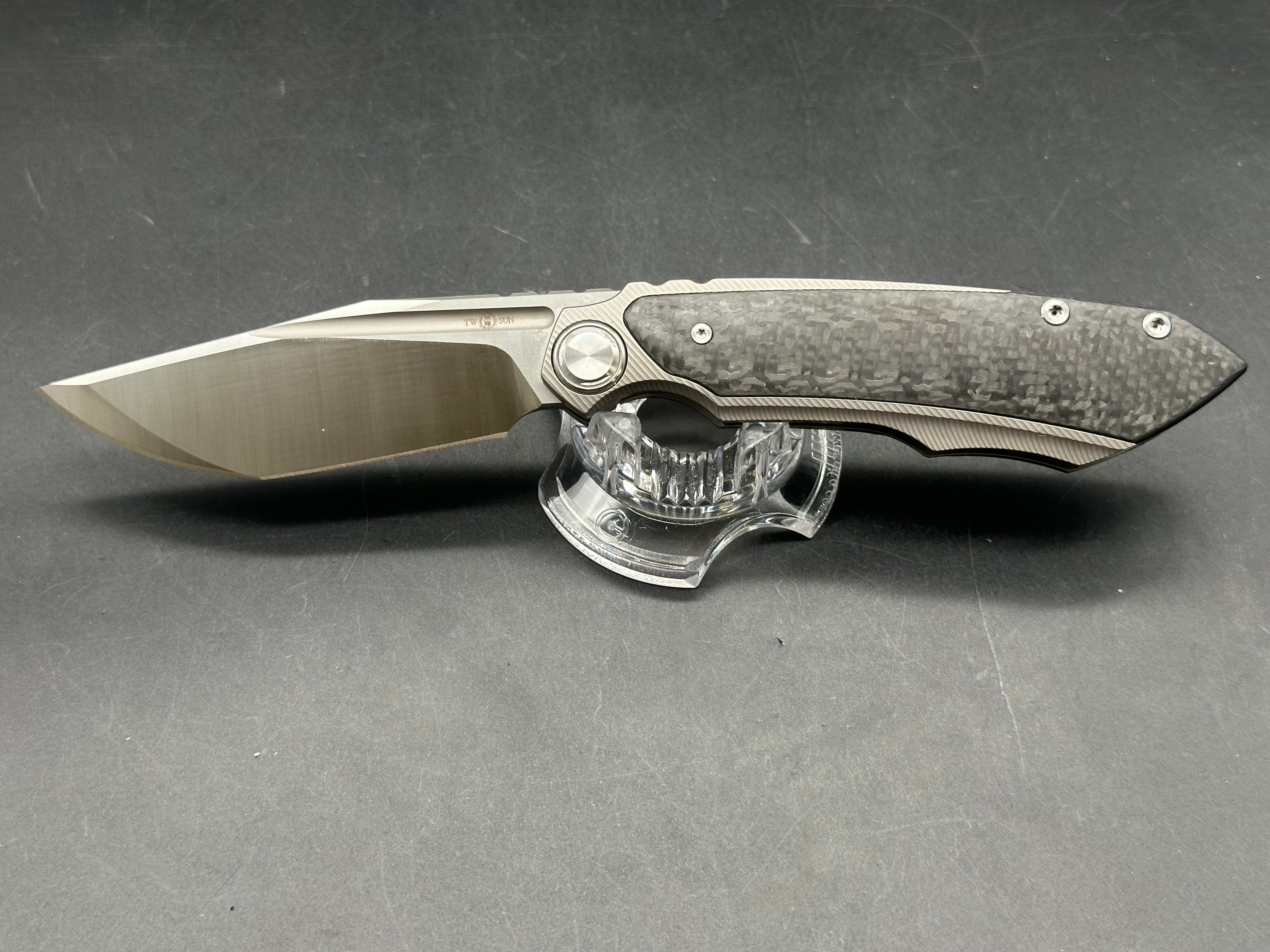 TwoSun TS229 Jelly Jerry design. 3.3 inch Bohler M390 blade. Frame lock. Titanium and carbon fiber handle
