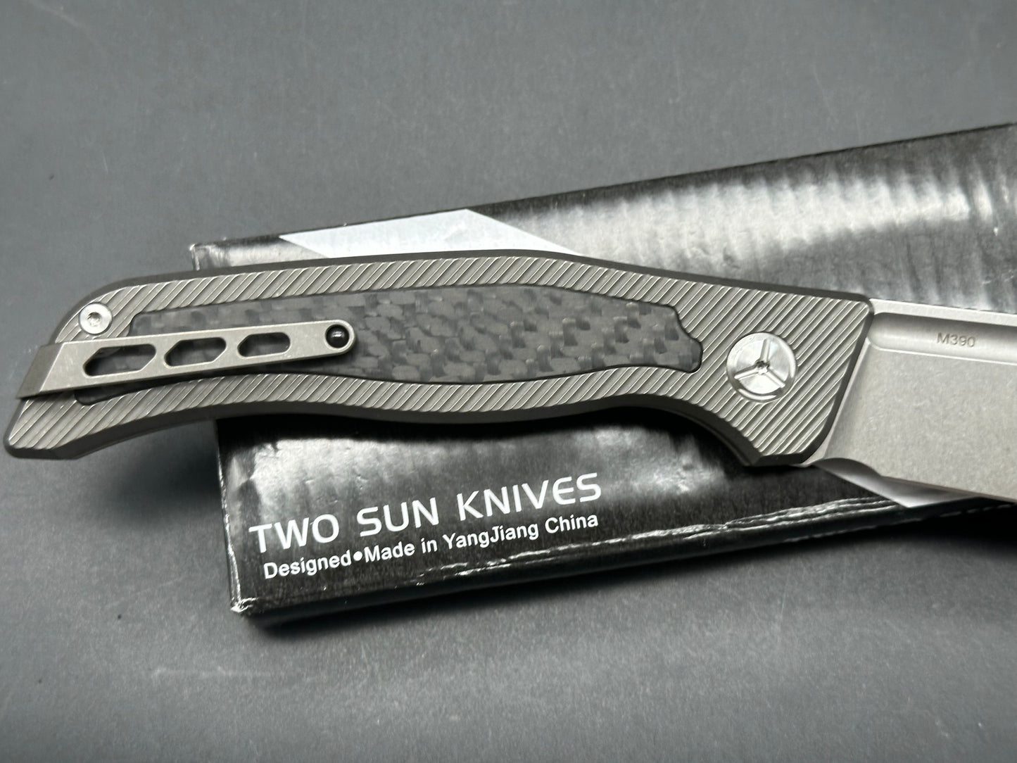 TWOSUN VANDAL TS329 BUTTON LOCK POCKET KNIFE TITANIUM HANDLE W/CARBON FIBER M390 BLADE