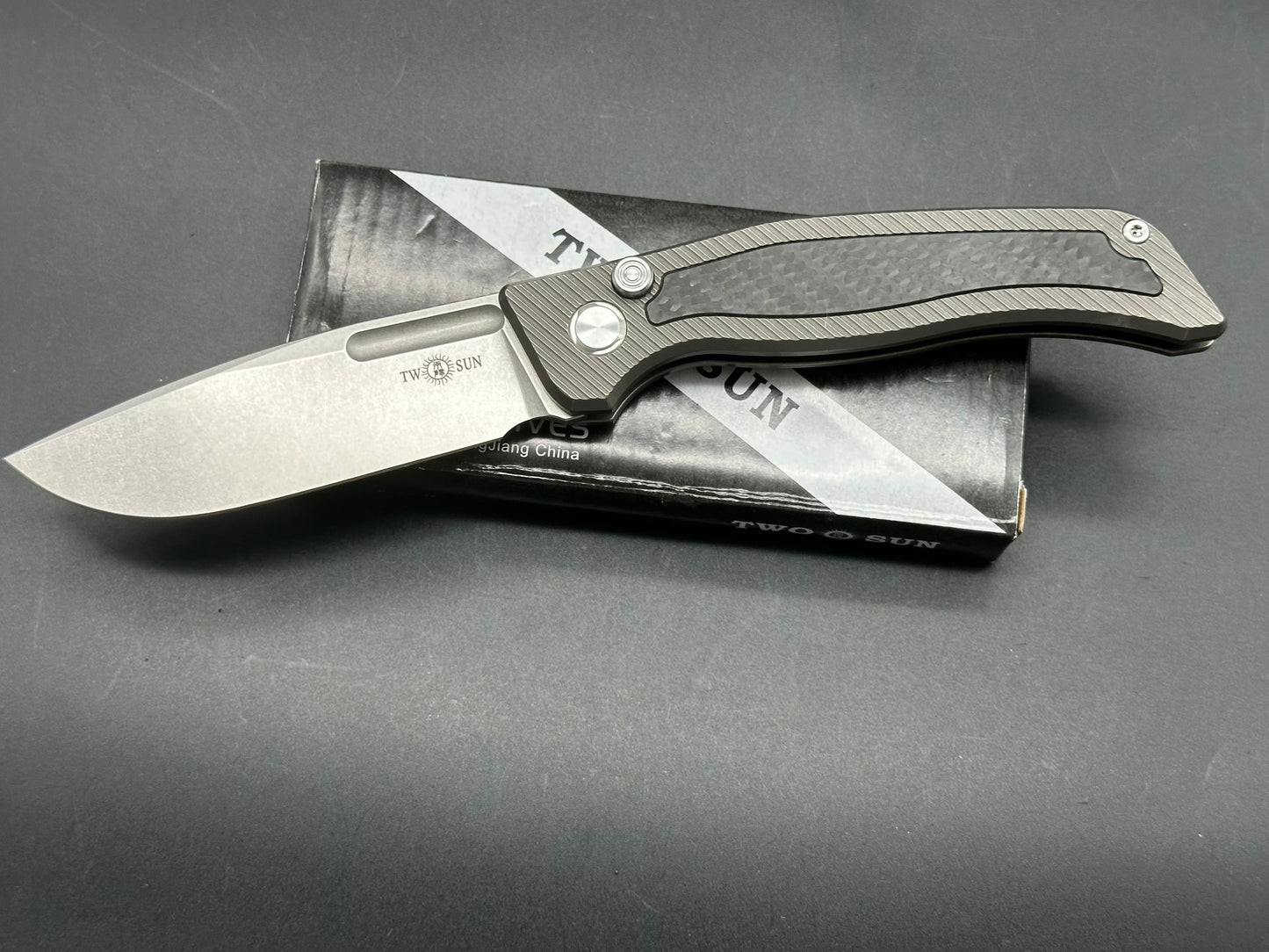 TWOSUN VANDAL TS329 BUTTON LOCK POCKET KNIFE TITANIUM HANDLE W/CARBON FIBER M390 BLADE