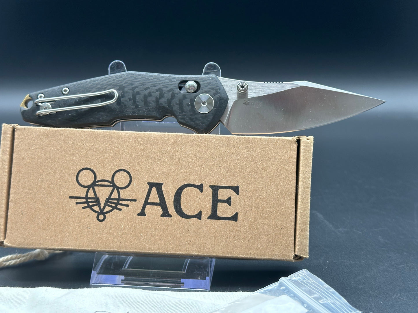 GIANT MOUSE KNIVES ACE NAZCA FOLDING KNIFE CARBON FIBER HANDLE MAGNACUT PLAIN EDGE