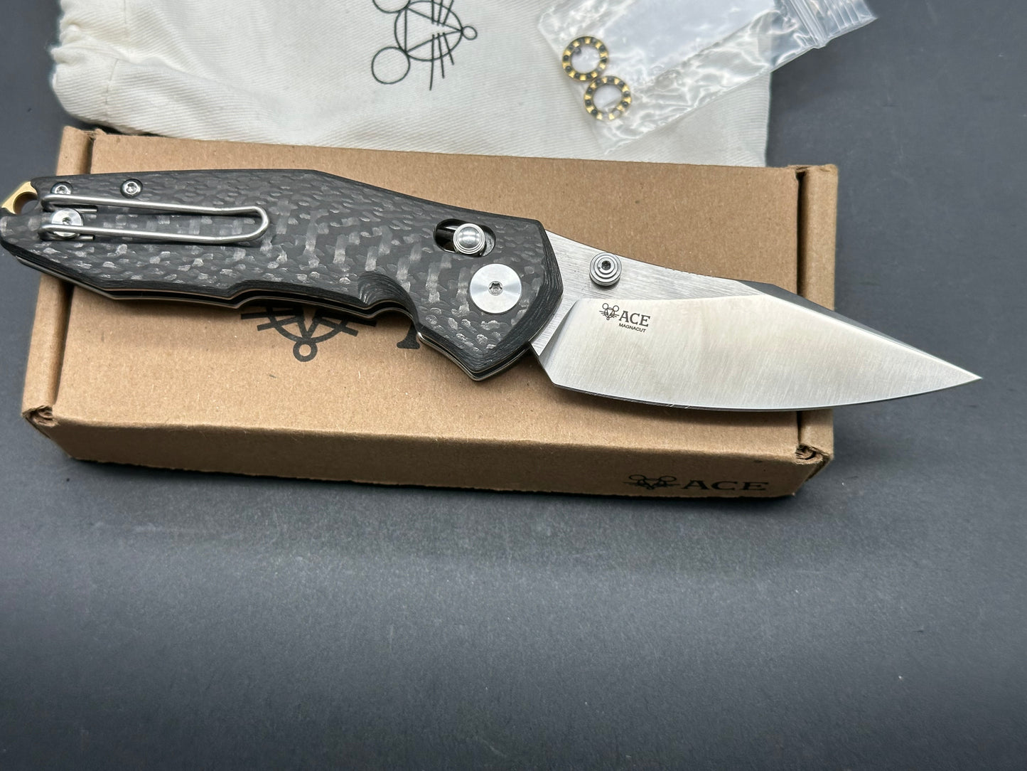 GIANT MOUSE KNIVES ACE NAZCA FOLDING KNIFE CARBON FIBER HANDLE MAGNACUT PLAIN EDGE