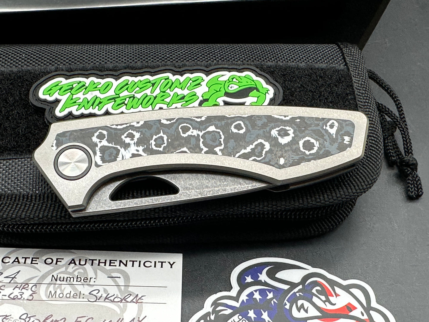 Gecko Customz Knifeworks Sikorae, 3.04" MagnaCut Titanium & White Storm Fat Carbon Inlay Handle