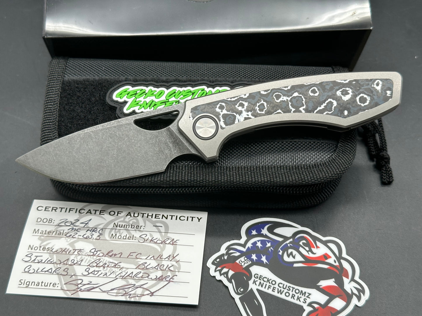 Gecko Customz Knifeworks Sikorae, 3.04" MagnaCut Titanium & White Storm Fat Carbon Inlay Handle