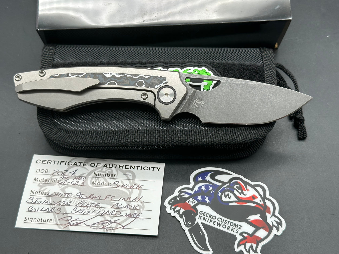 Gecko Customz Knifeworks Sikorae, 3.04" MagnaCut Titanium & White Storm Fat Carbon Inlay Handle